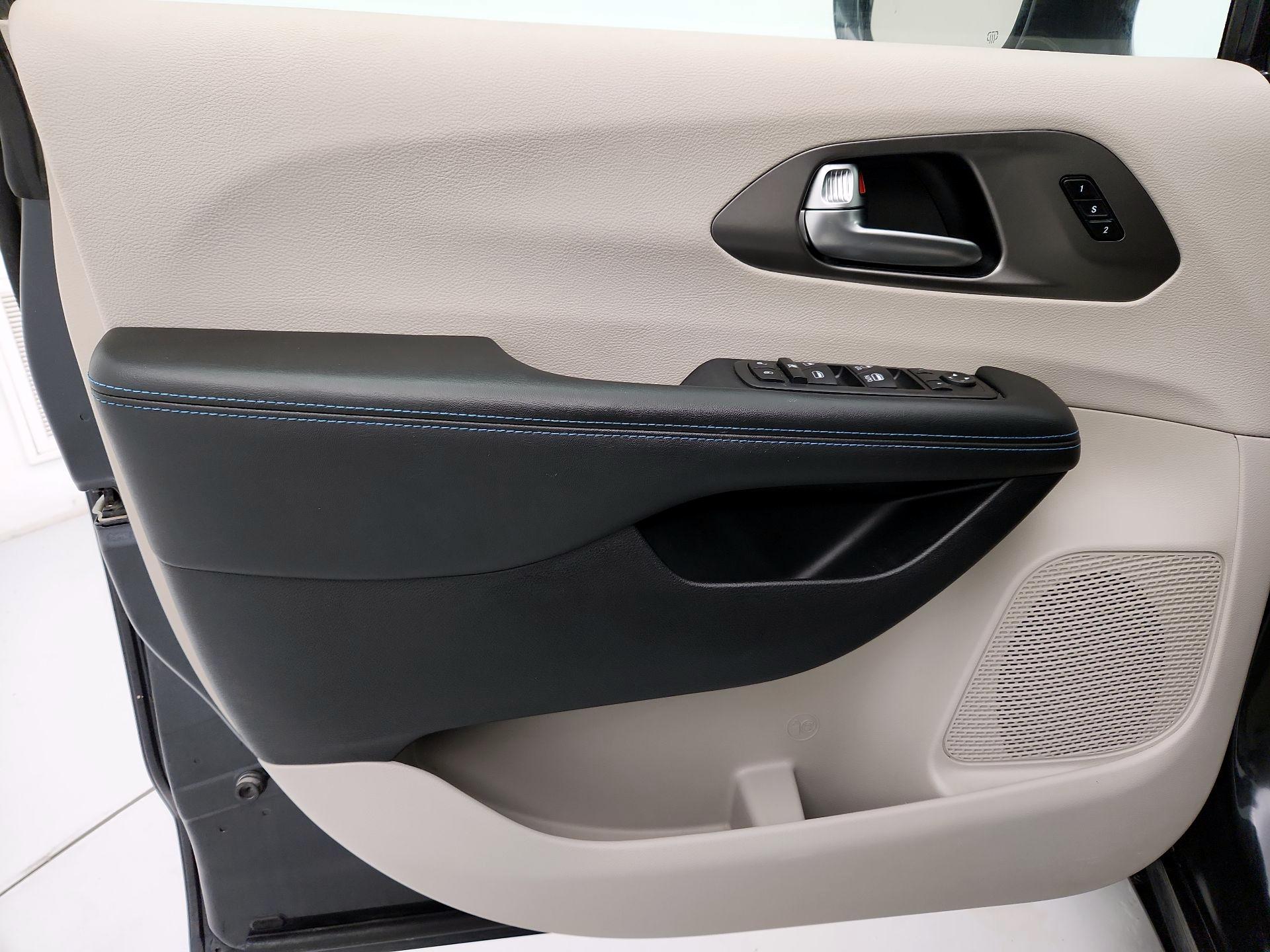Thumbnail: 2021 Chrysler Pacifica - 12