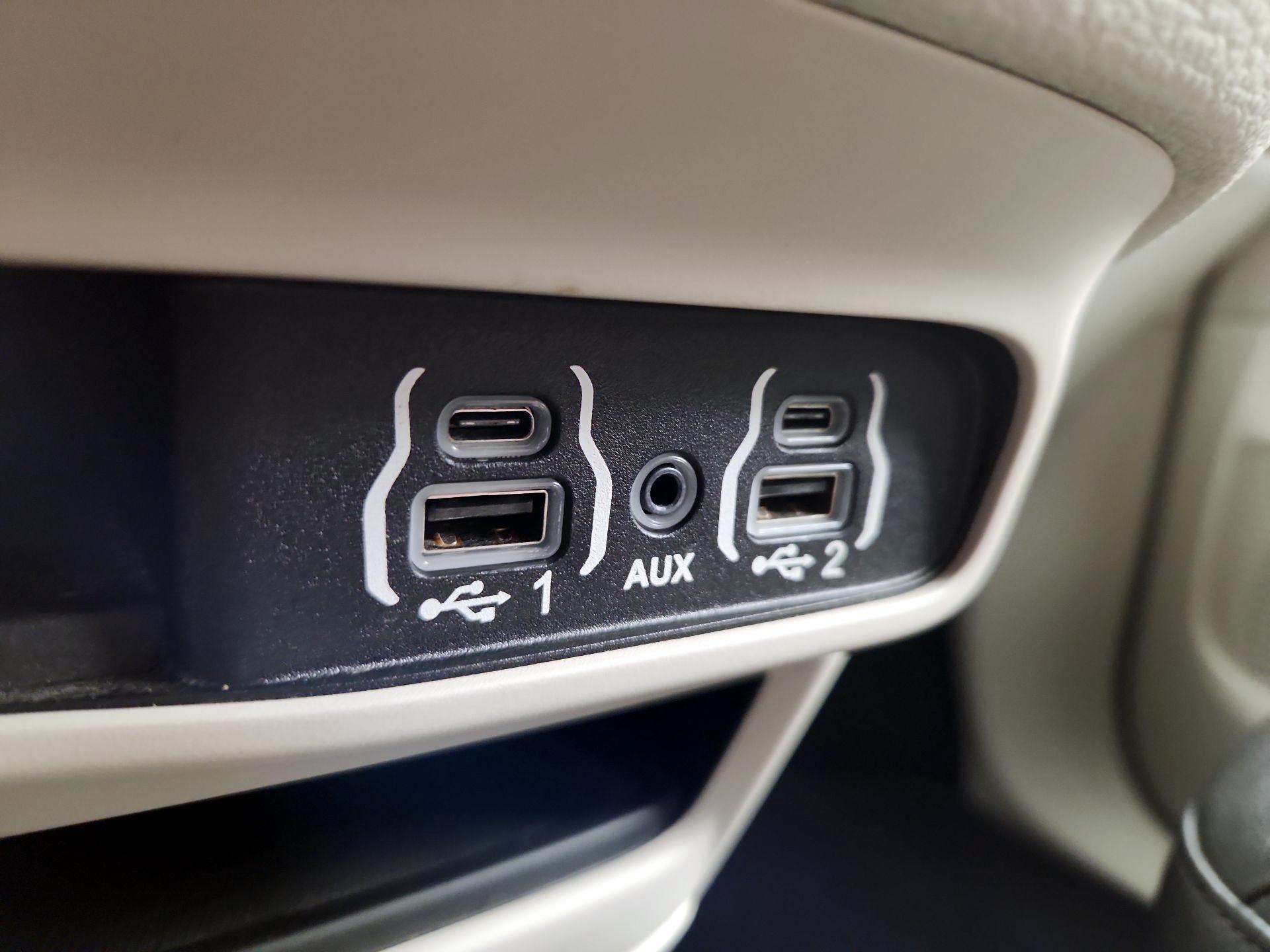 Thumbnail: 2021 Chrysler Pacifica - 18