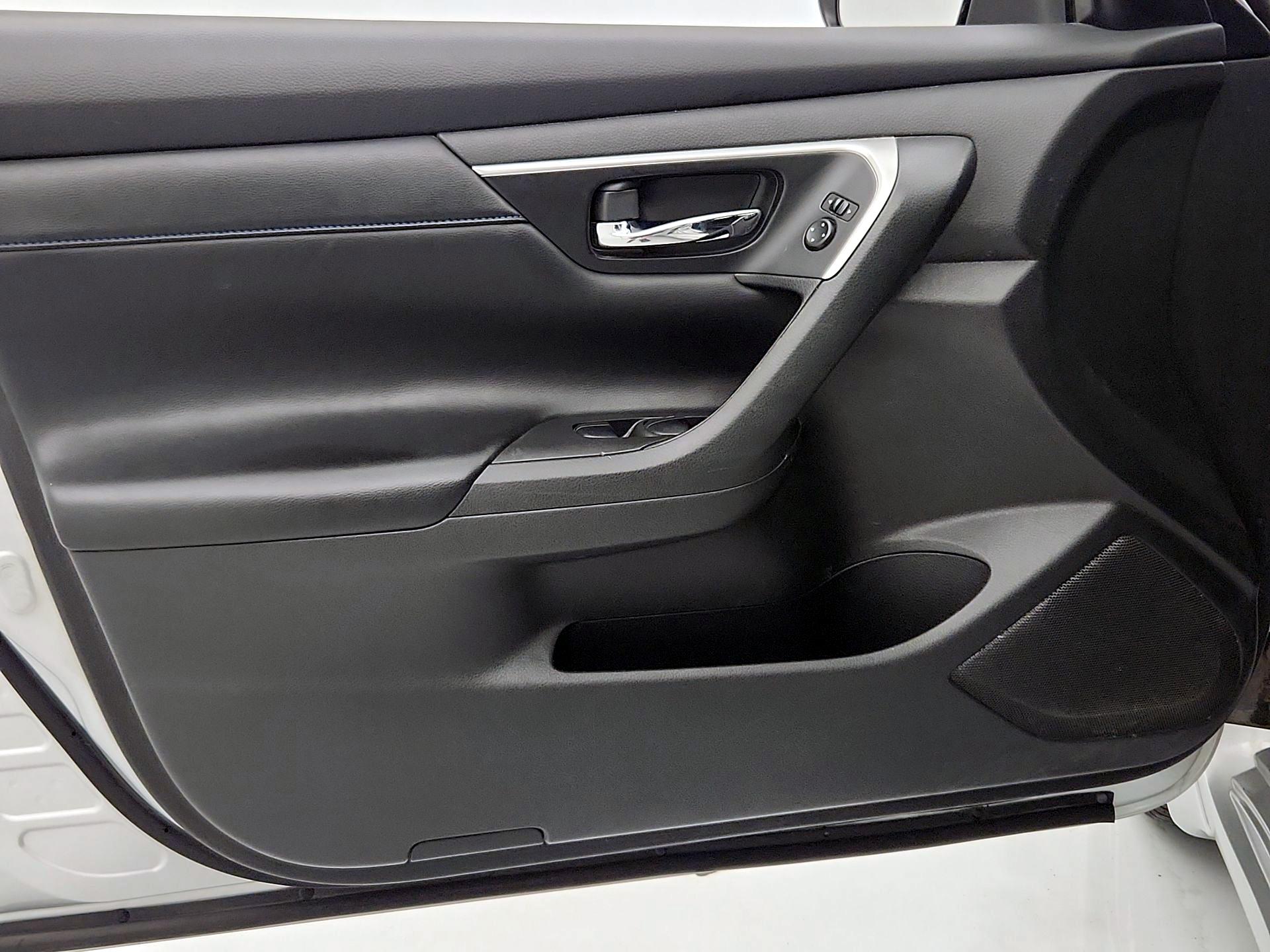 Thumbnail: 2016 Nissan Altima - 12
