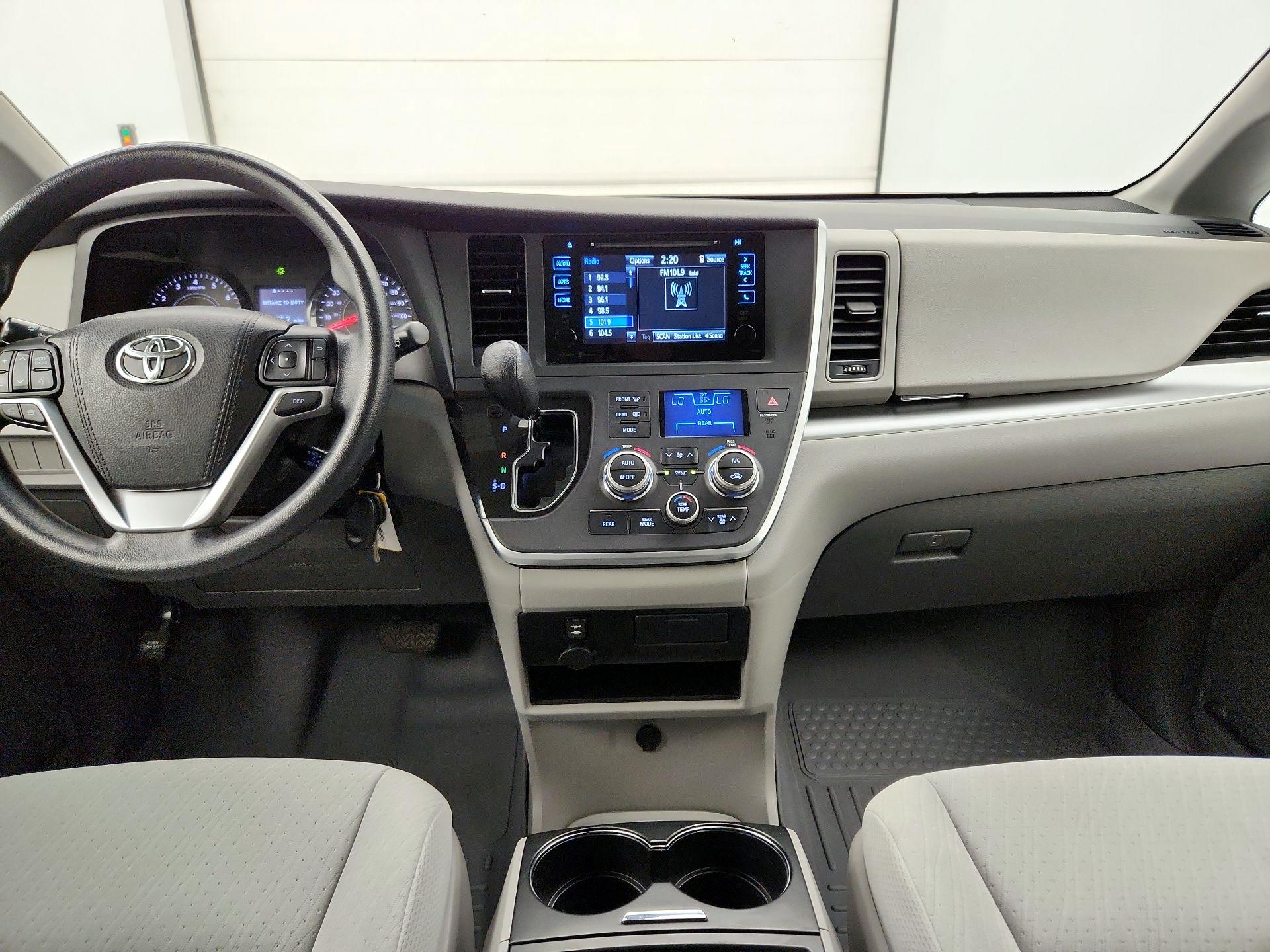 Thumbnail: 2015 Toyota Sienna - 9