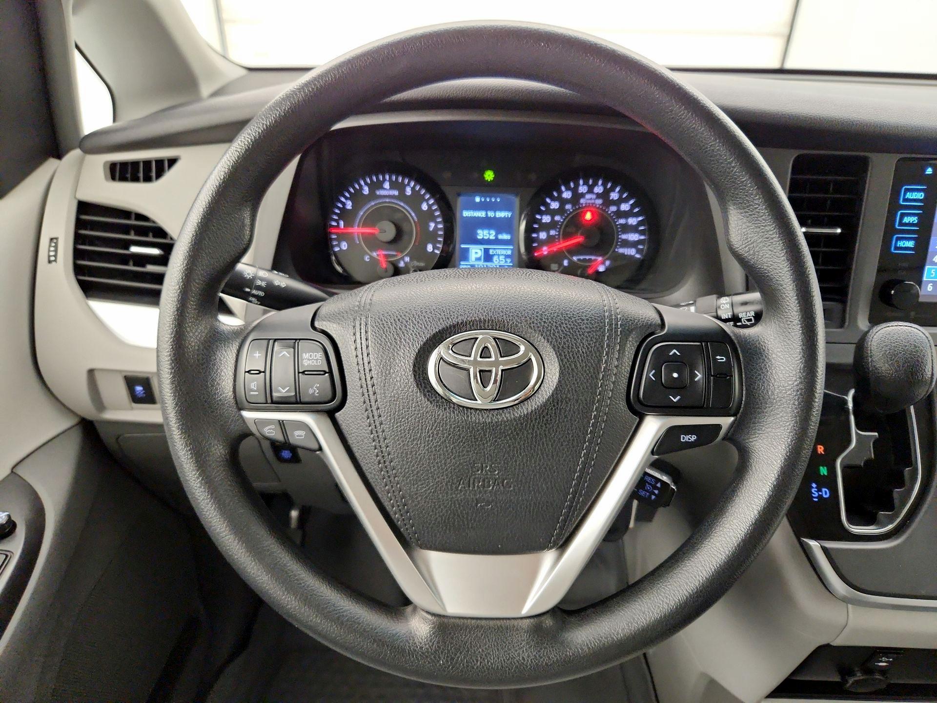 Thumbnail: 2015 Toyota Sienna - 10