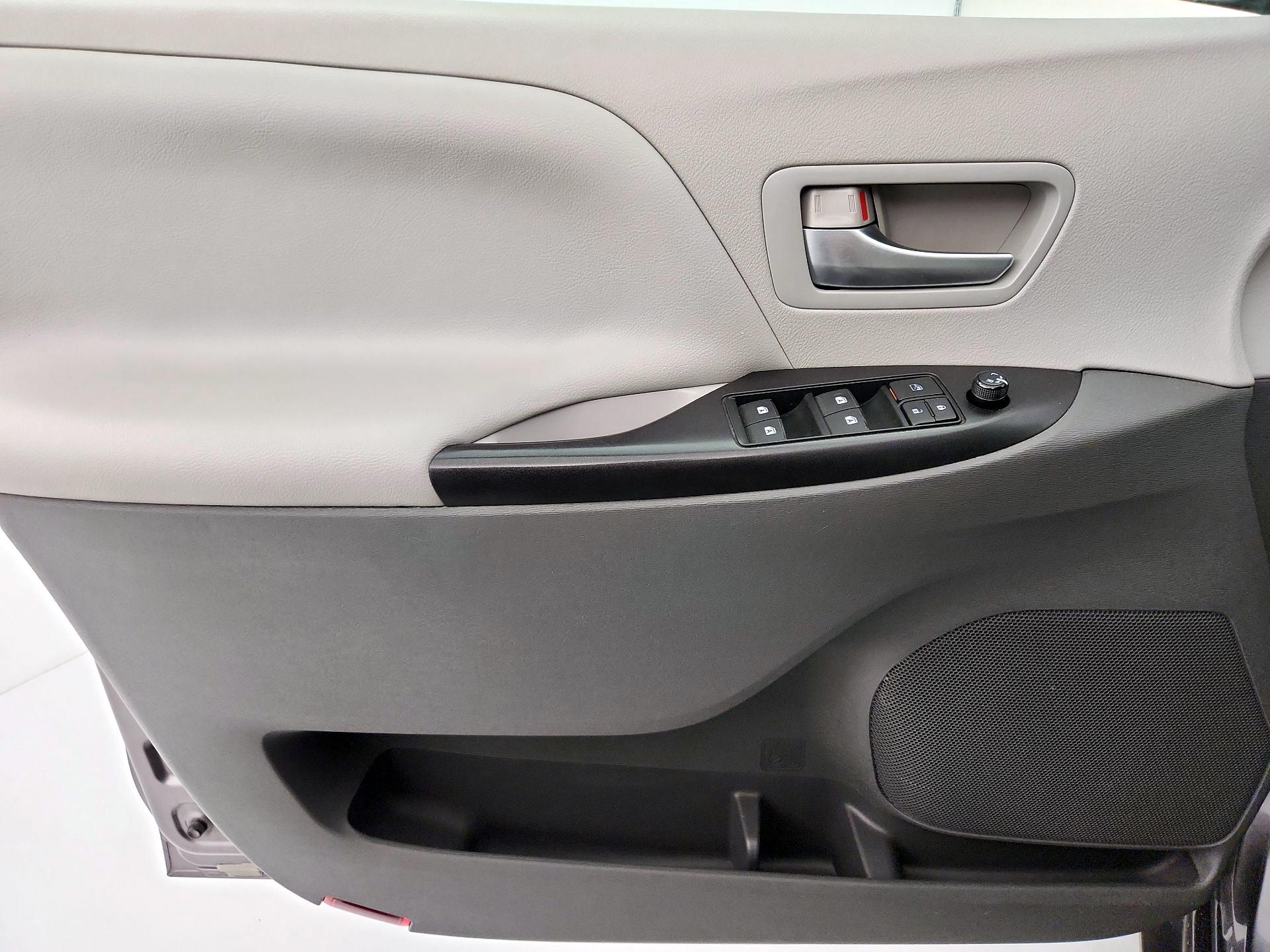 Thumbnail: 2015 Toyota Sienna - 12