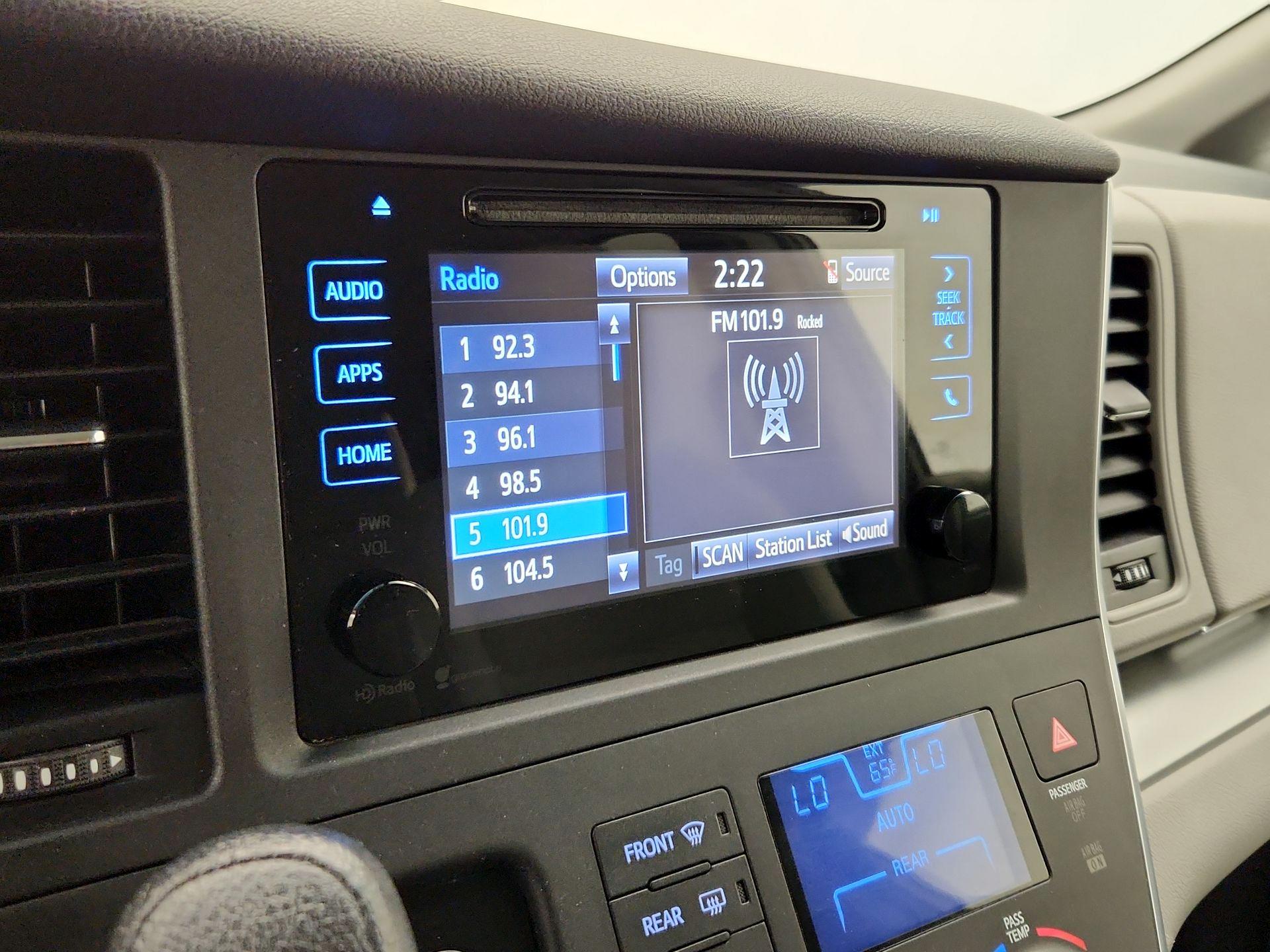 Thumbnail: 2015 Toyota Sienna - 15