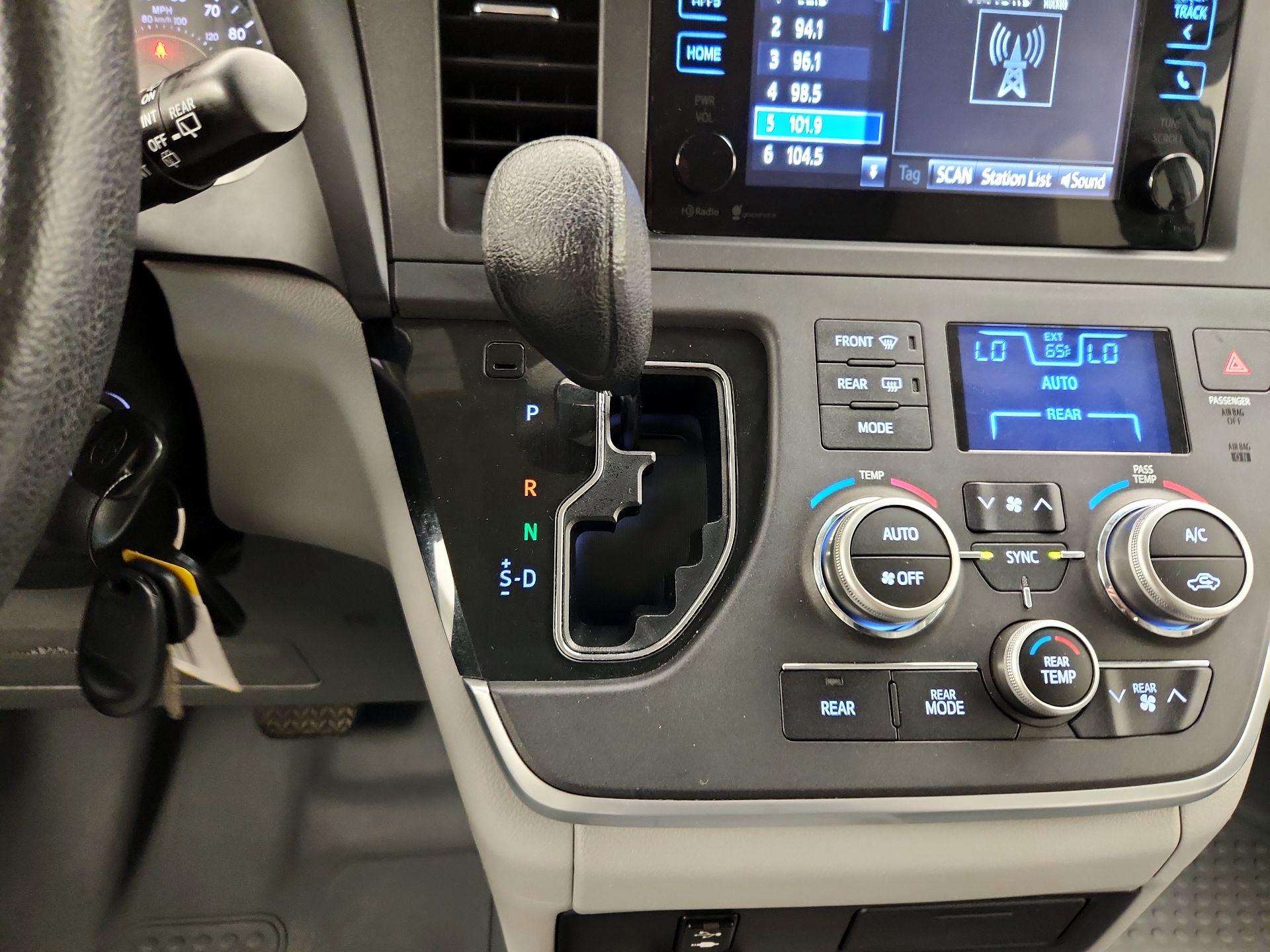 Thumbnail: 2015 Toyota Sienna - 17