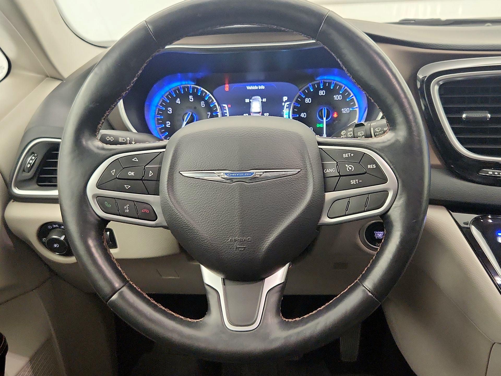 Thumbnail: 2017 Chrysler Pacifica - 10