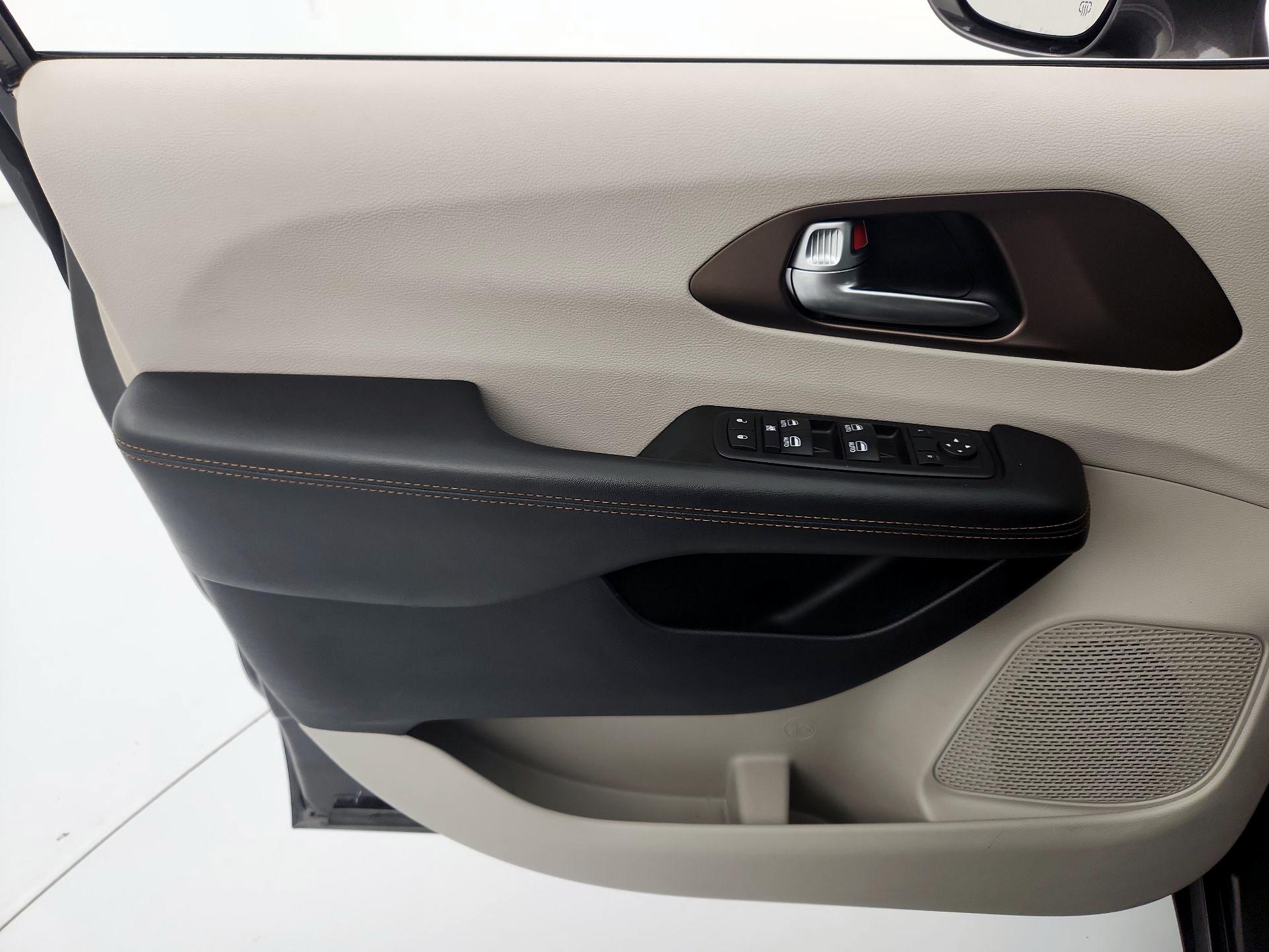 Thumbnail: 2017 Chrysler Pacifica - 12