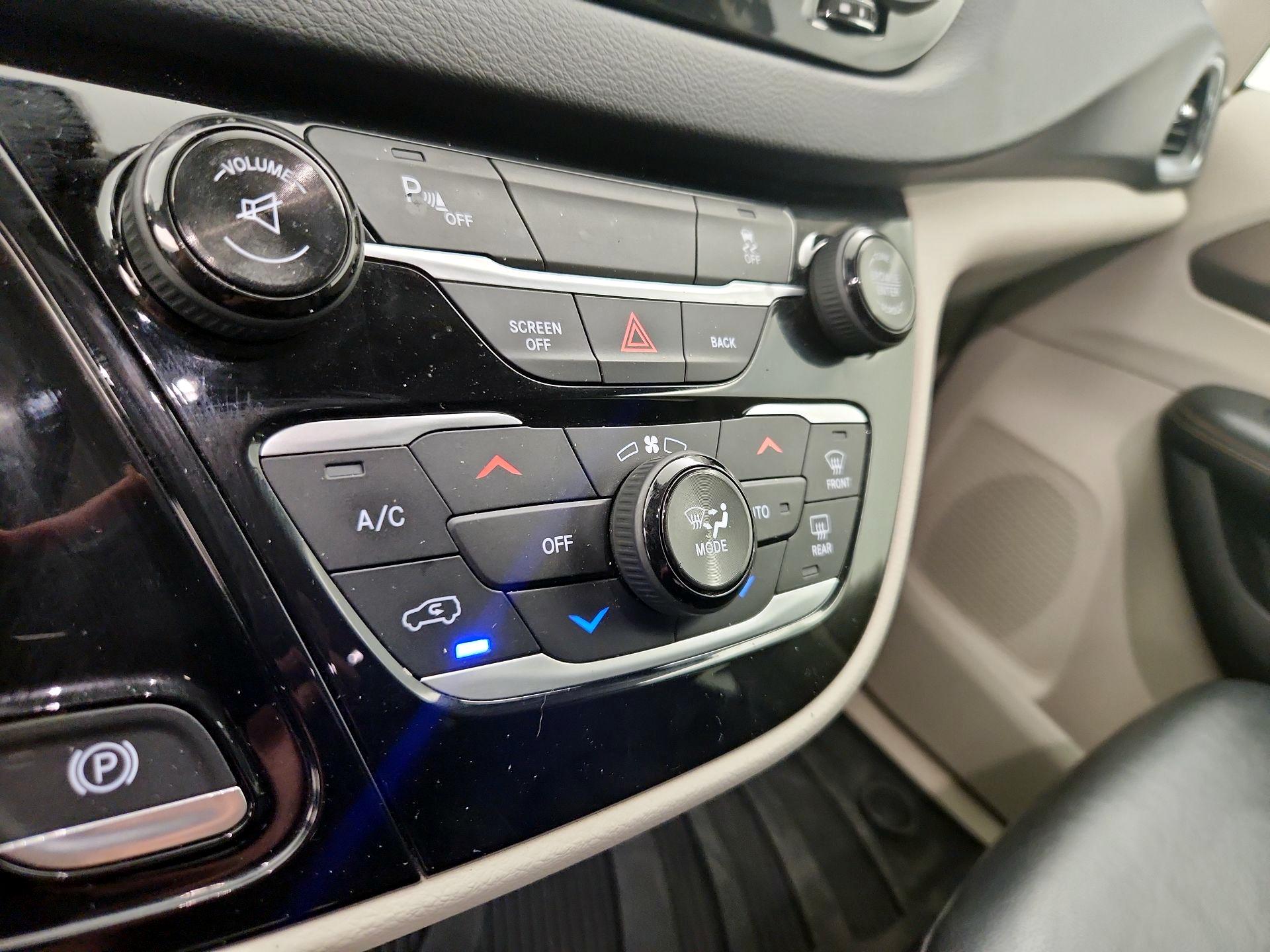 Thumbnail: 2017 Chrysler Pacifica - 16