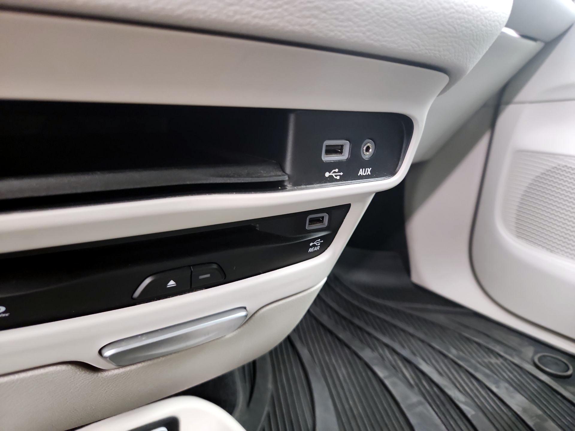 Thumbnail: 2017 Chrysler Pacifica - 18