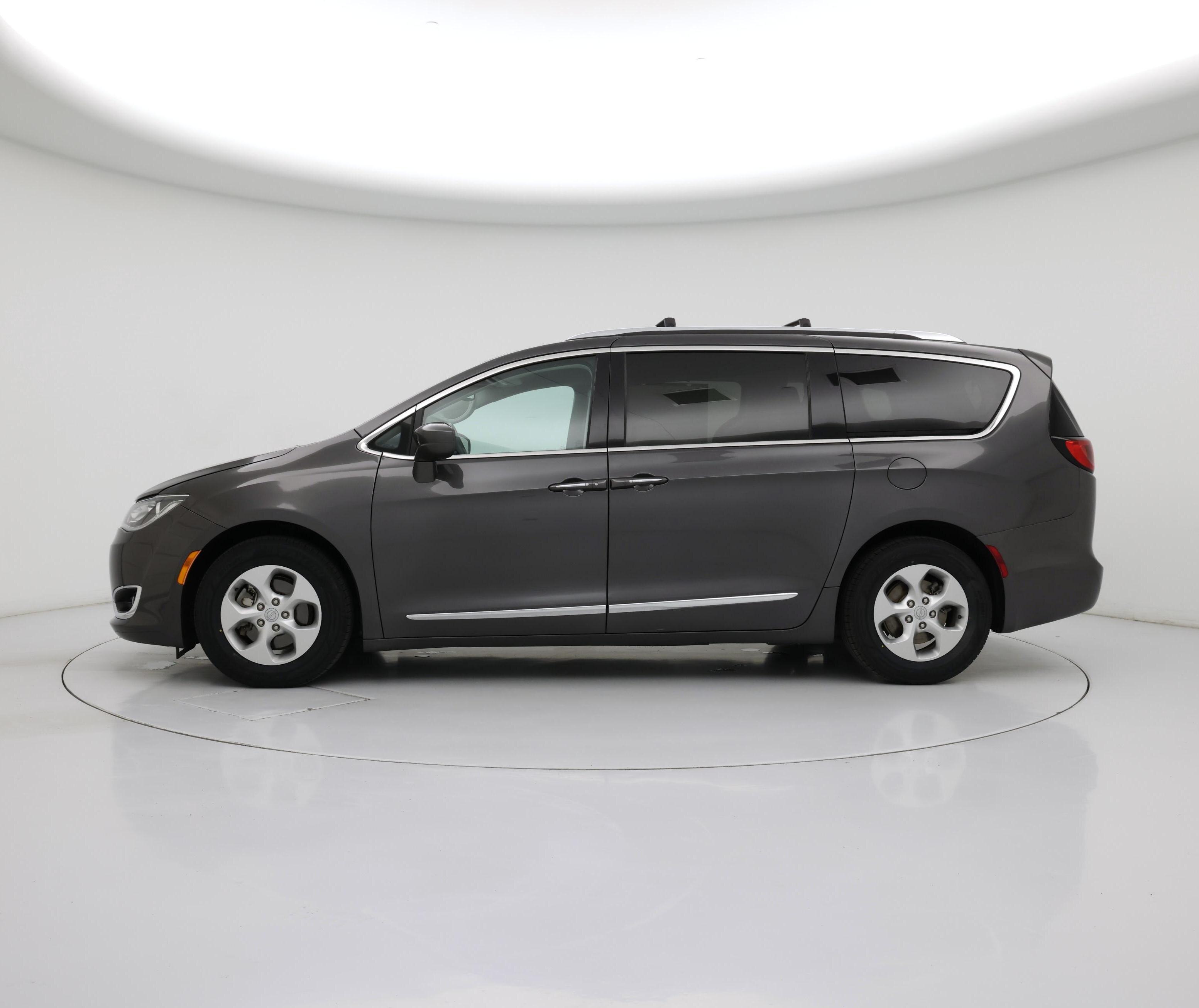 Thumbnail: 2017 Chrysler Pacifica - 3