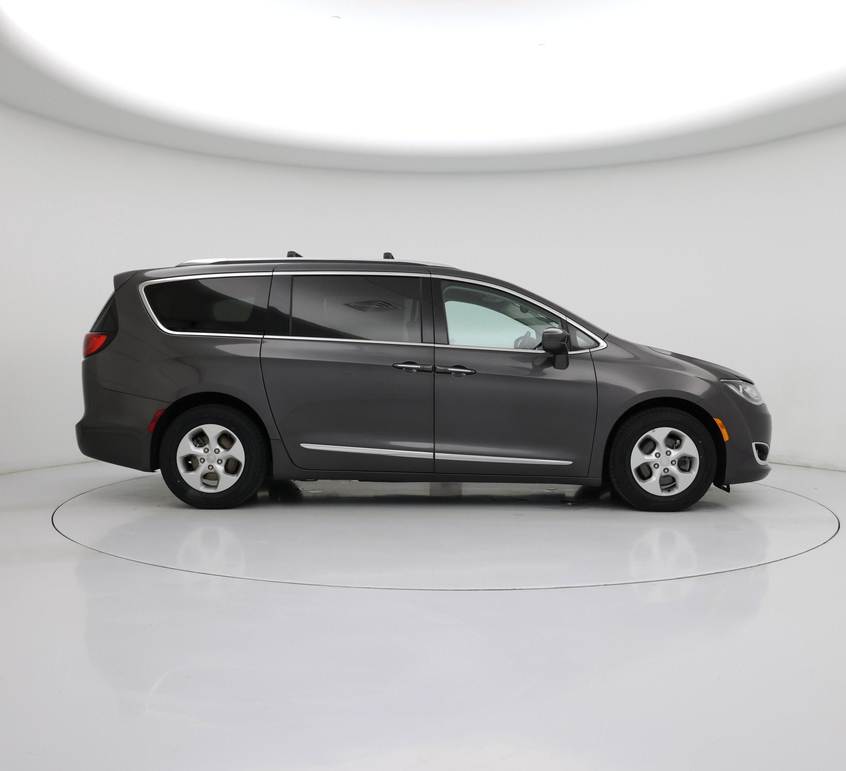 Thumbnail: 2017 Chrysler Pacifica - 7