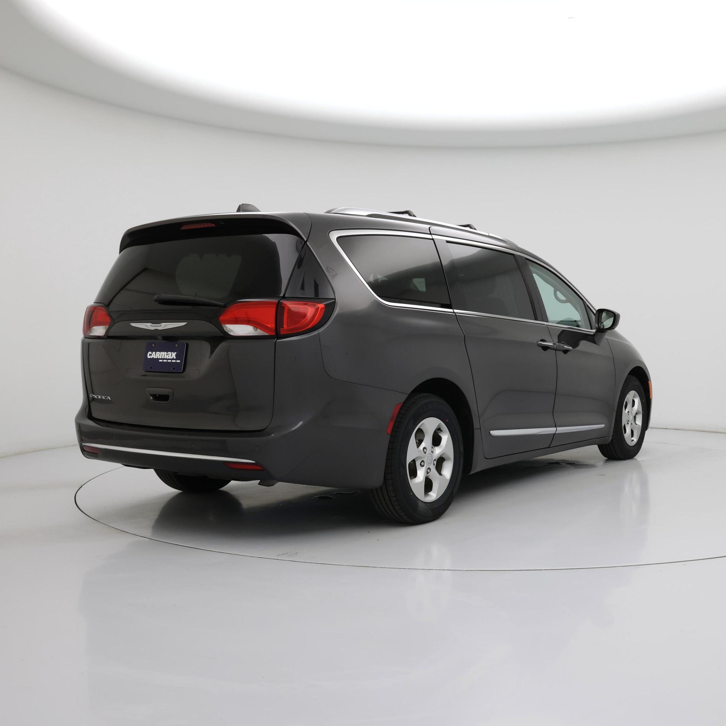 Thumbnail: 2017 Chrysler Pacifica - 8