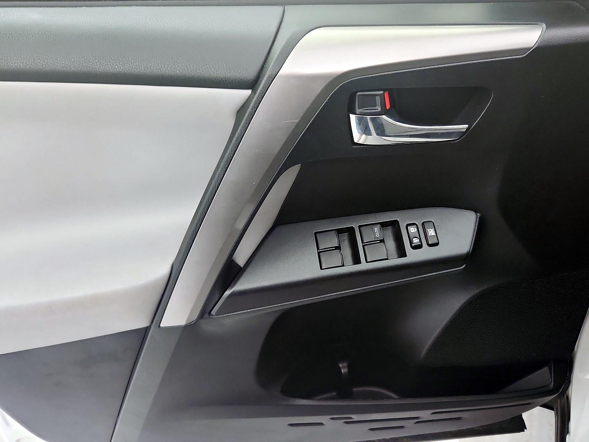 Thumbnail: 2016 Toyota RAV4 - 12