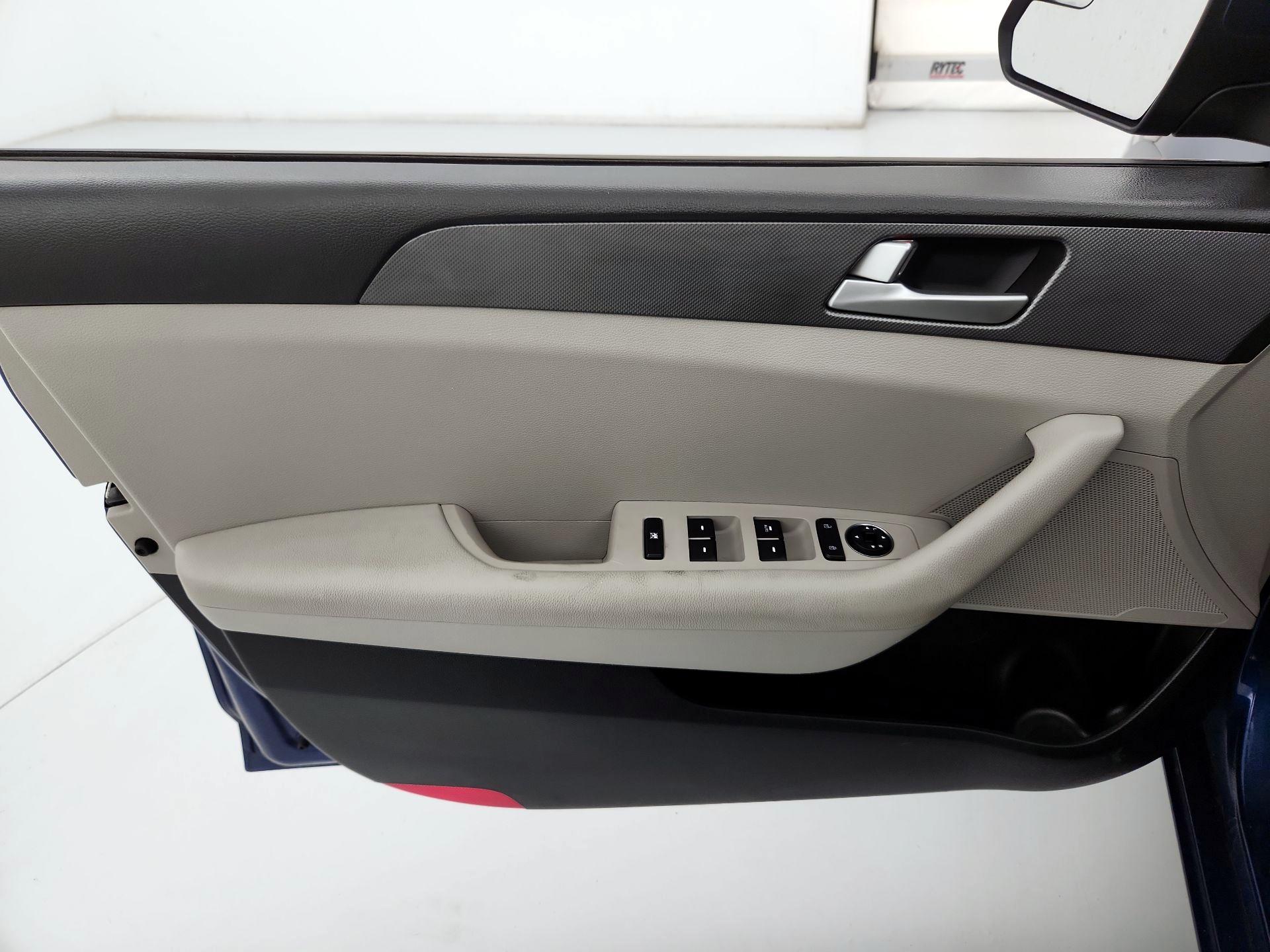 Thumbnail: 2016 Hyundai Sonata - 12