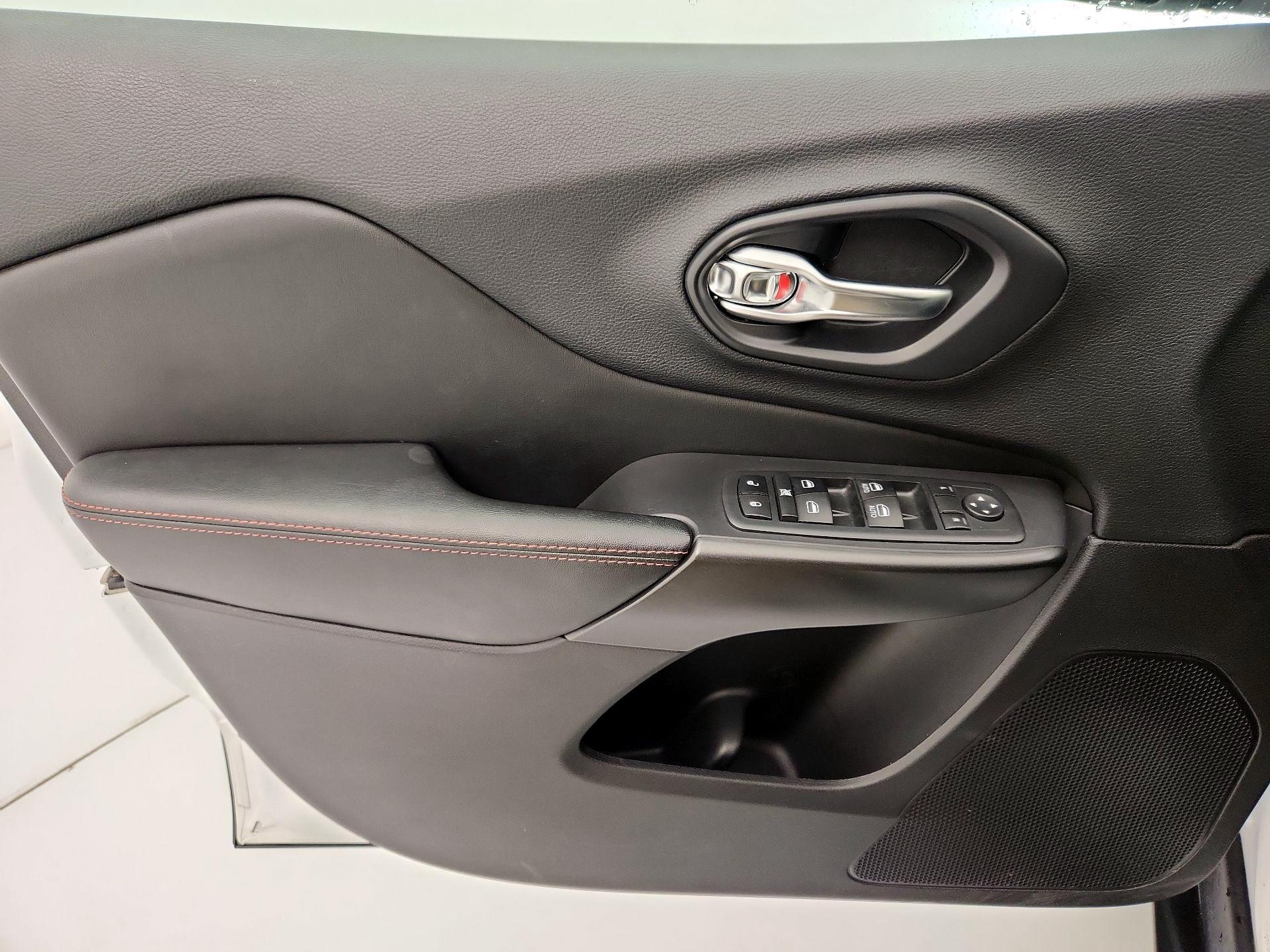 Thumbnail: 2020 Jeep Cherokee - 12