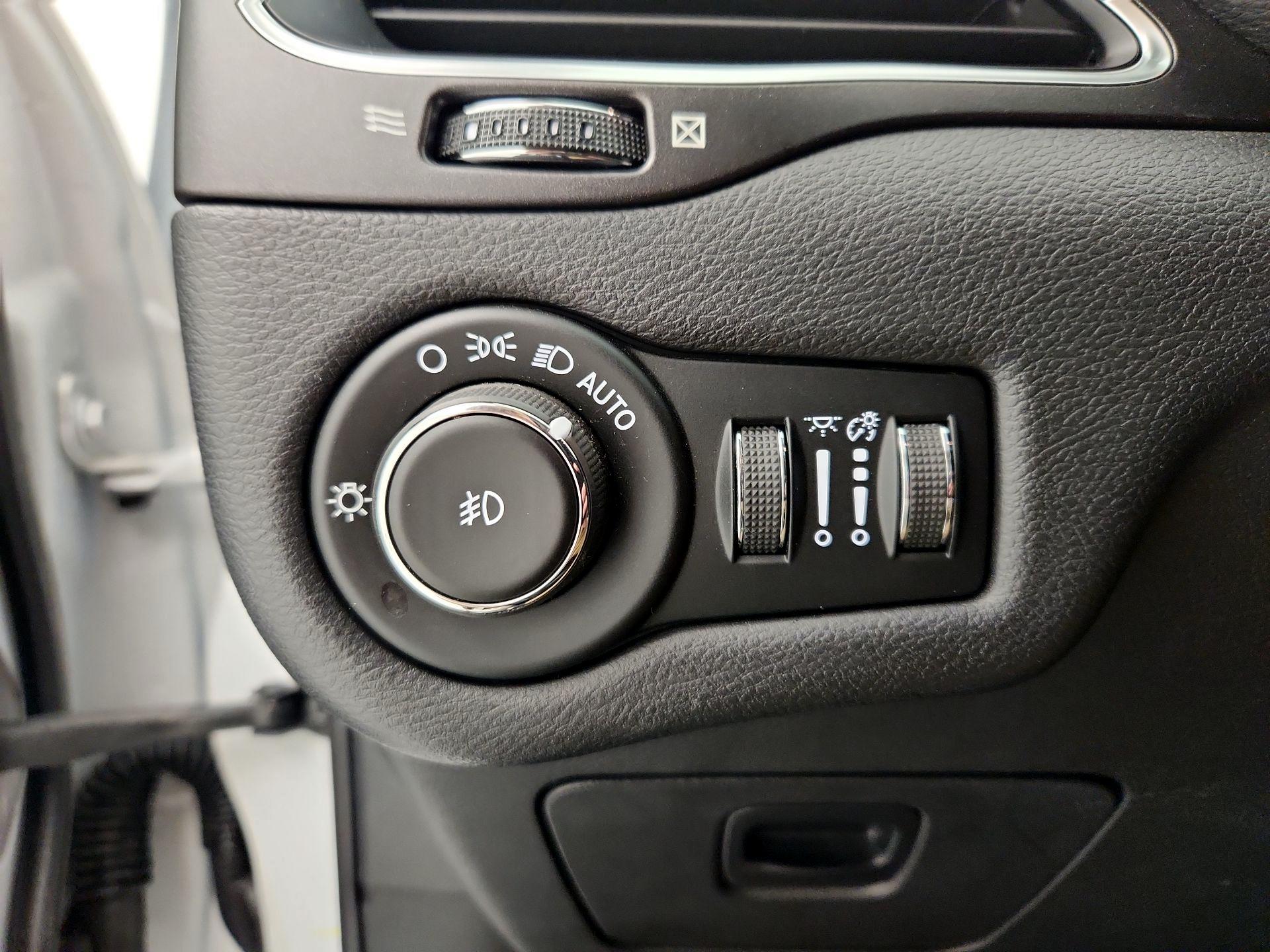 Thumbnail: 2020 Jeep Cherokee - 13