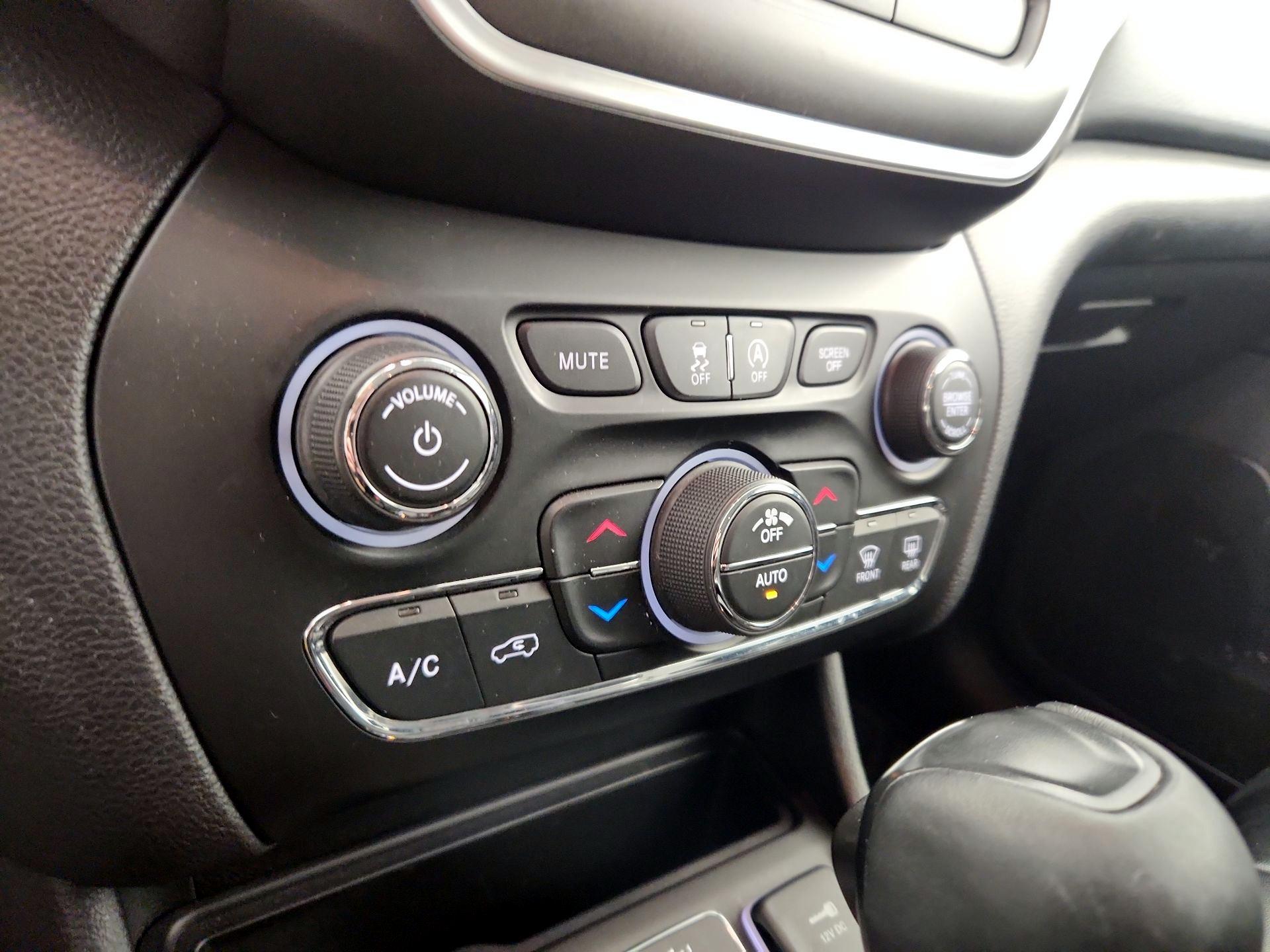 Thumbnail: 2020 Jeep Cherokee - 16