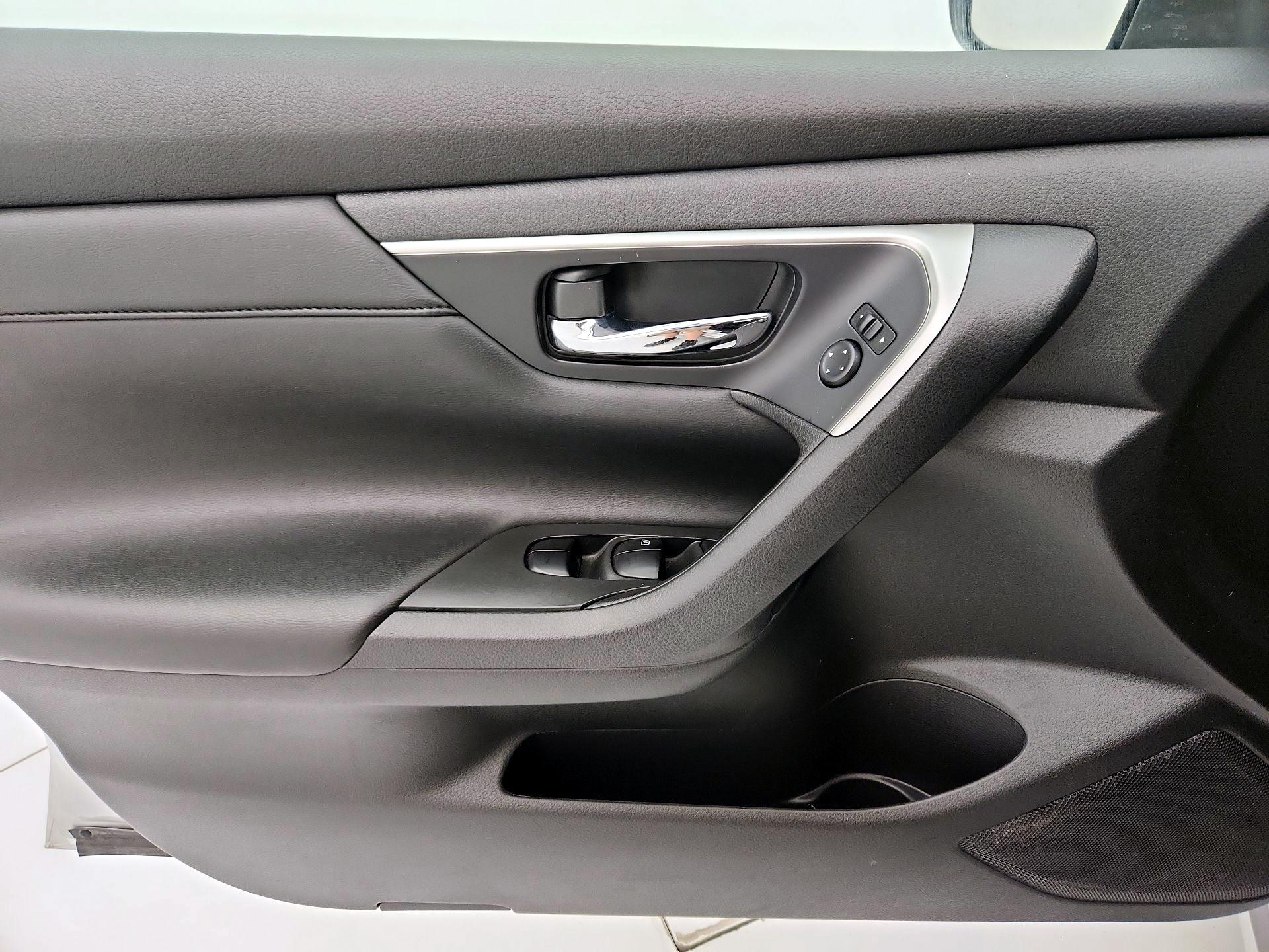 Thumbnail: 2015 Nissan Altima - 12