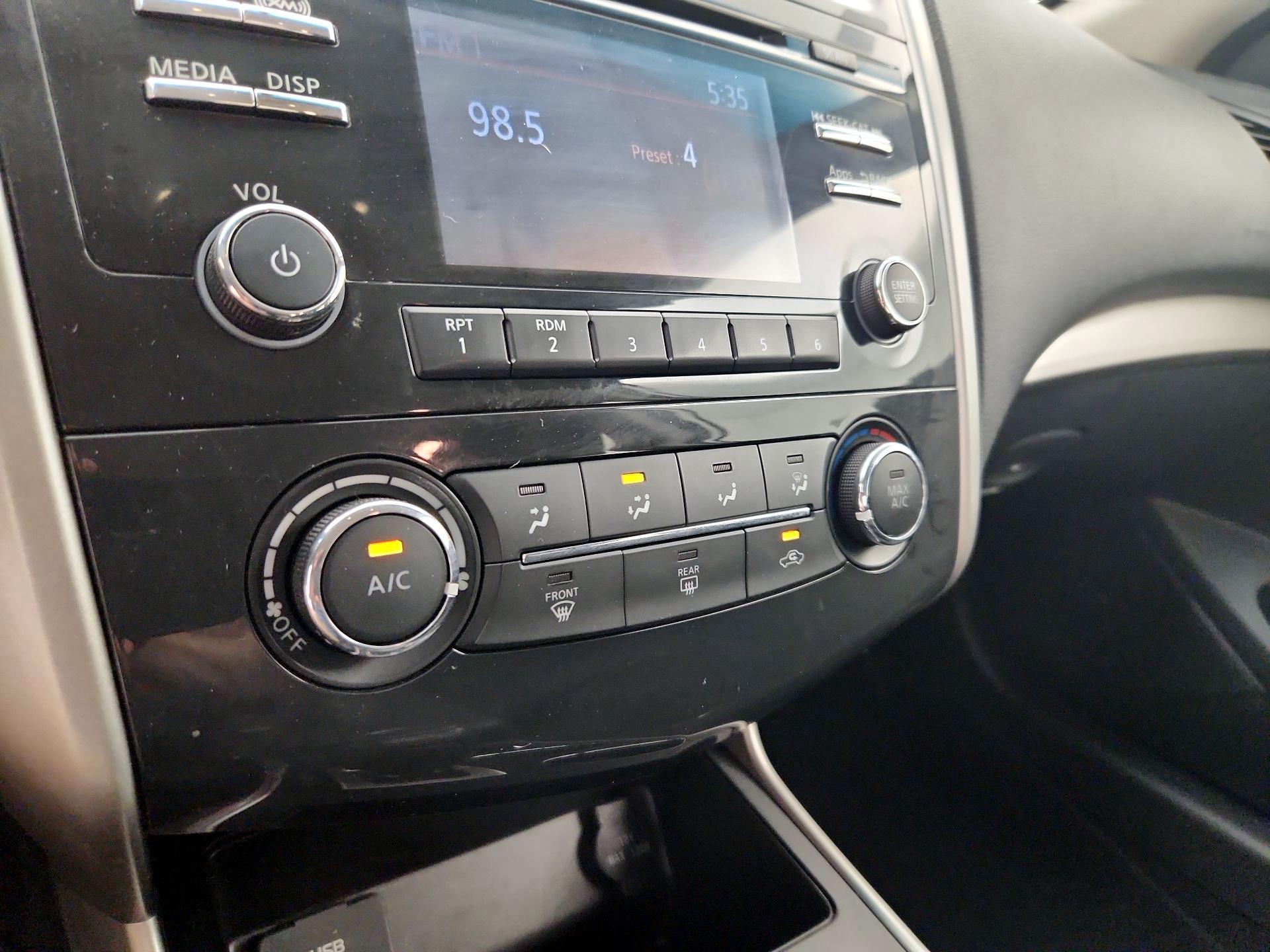 Thumbnail: 2015 Nissan Altima - 16