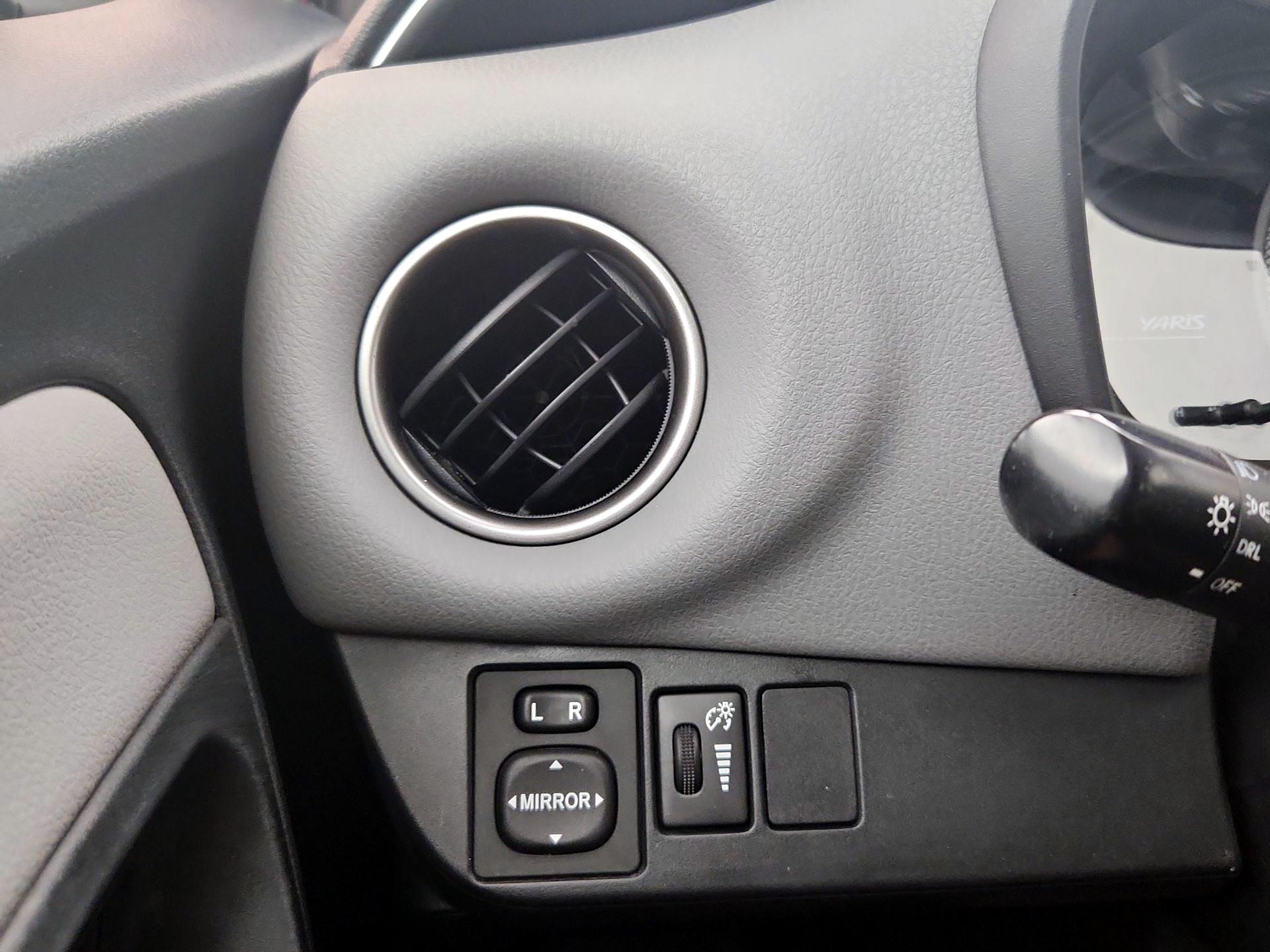 Thumbnail: 2015 Toyota Yaris - 13