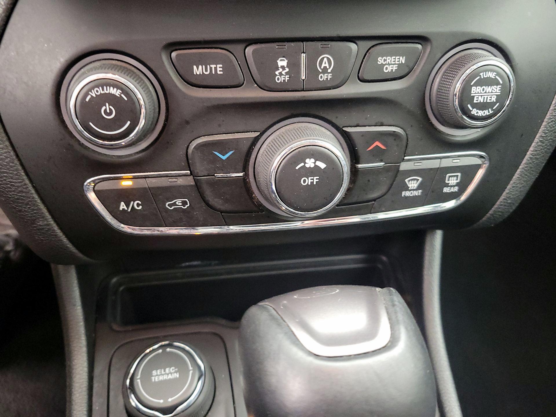 Thumbnail: 2021 Jeep Cherokee - 16