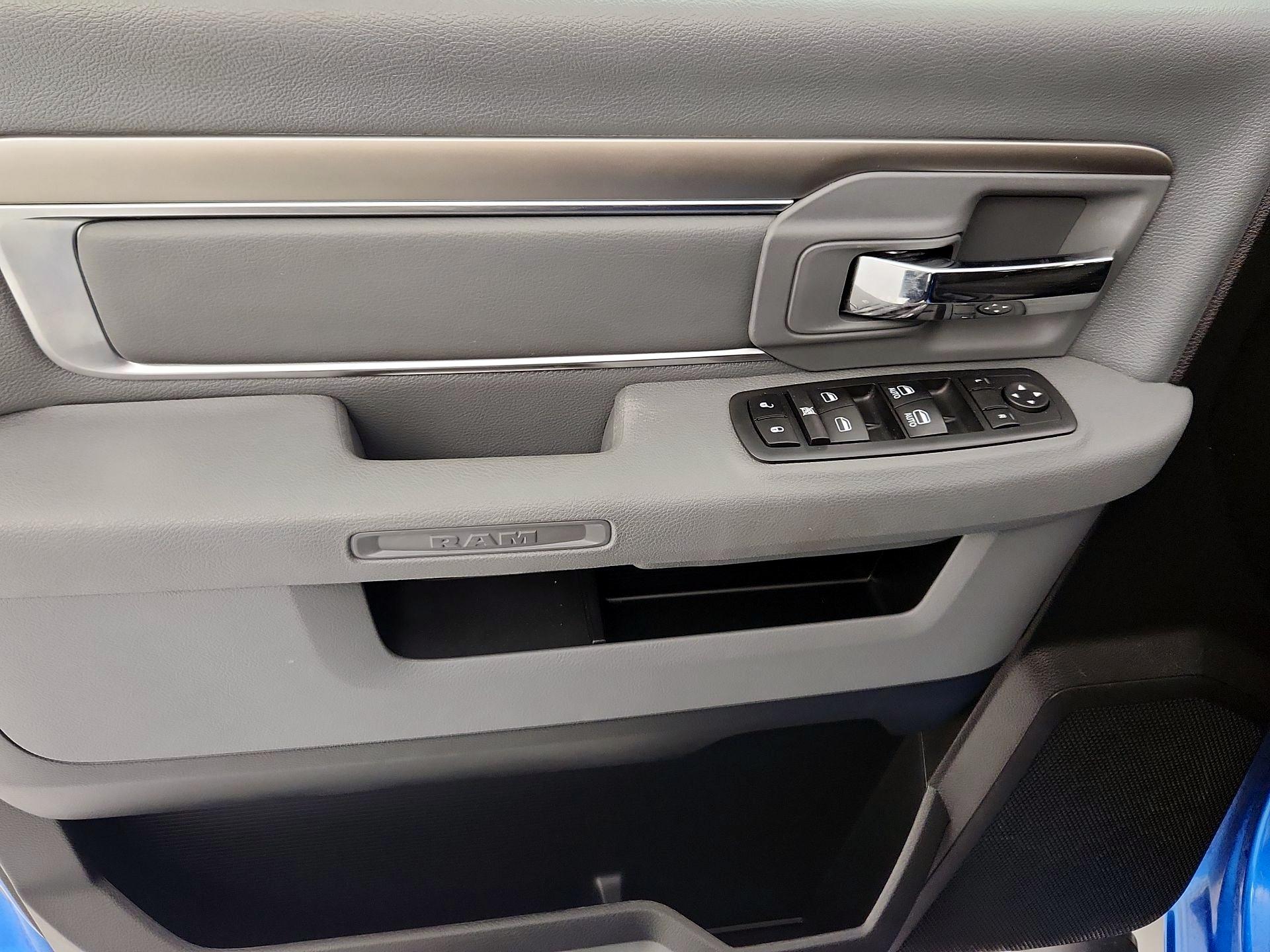 Thumbnail: 2020 RAM 1500 Classic - 12