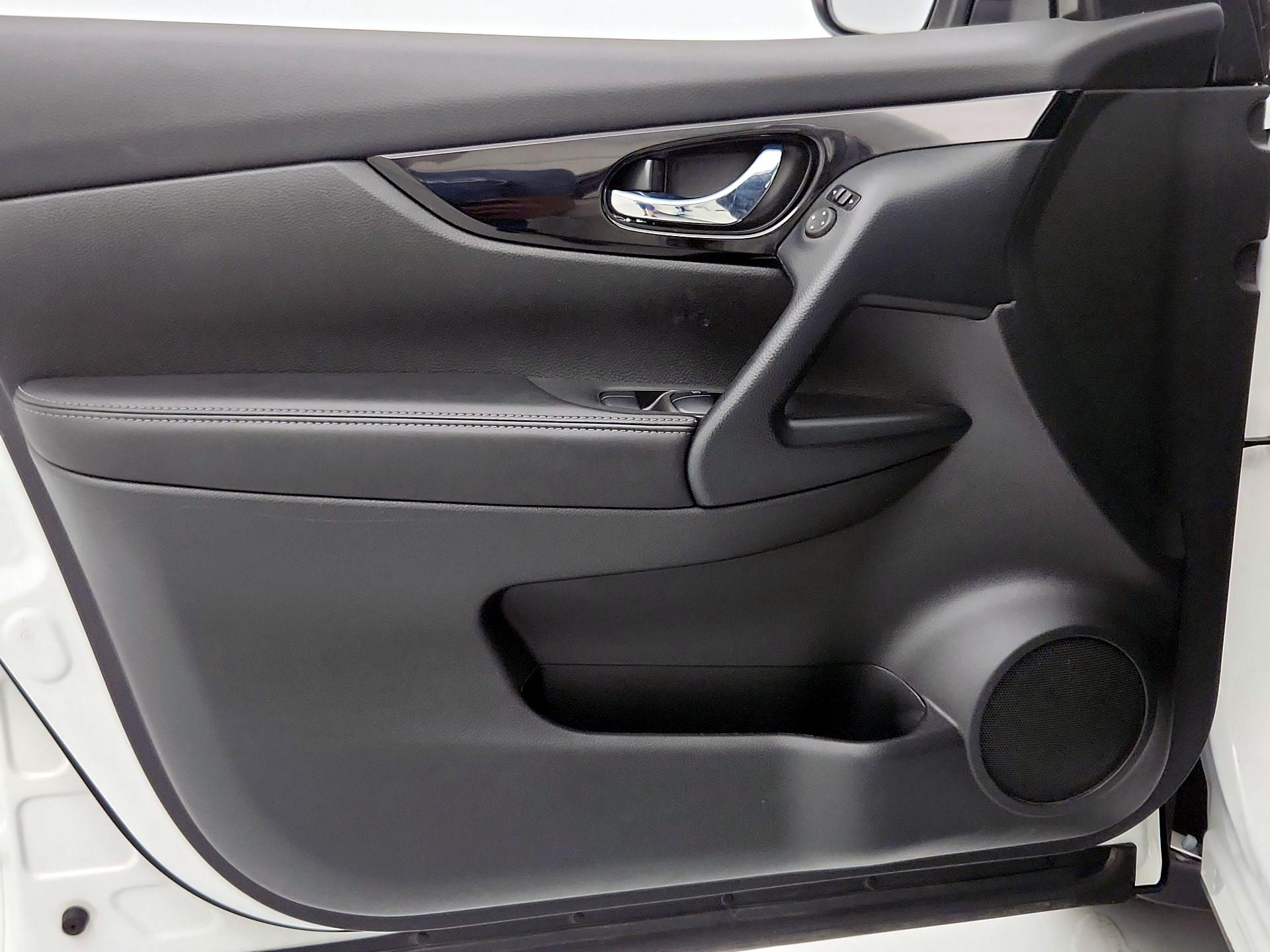 Thumbnail: 2021 Nissan Rogue Sport - 12