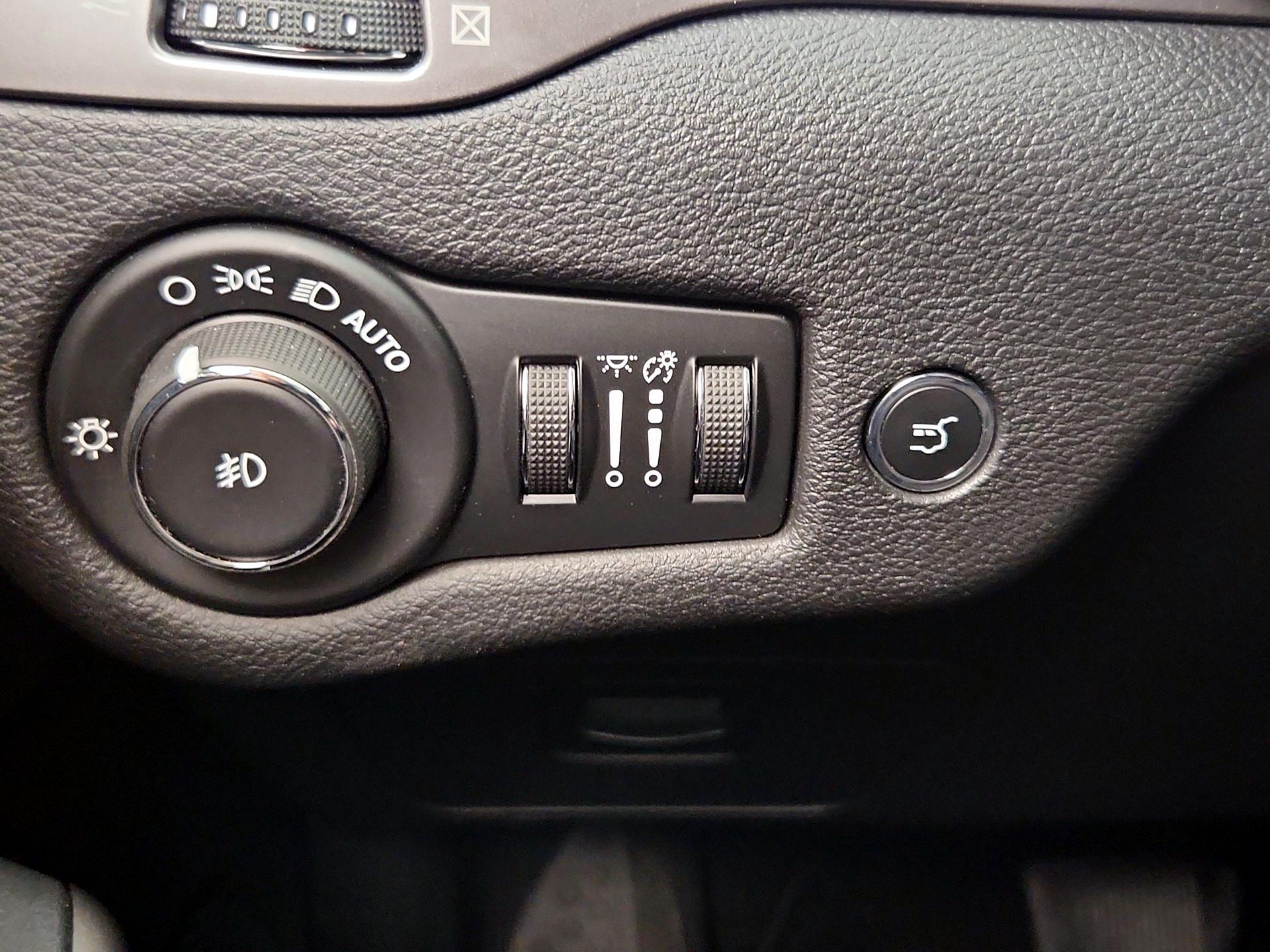 Thumbnail: 2020 Jeep Cherokee - 13