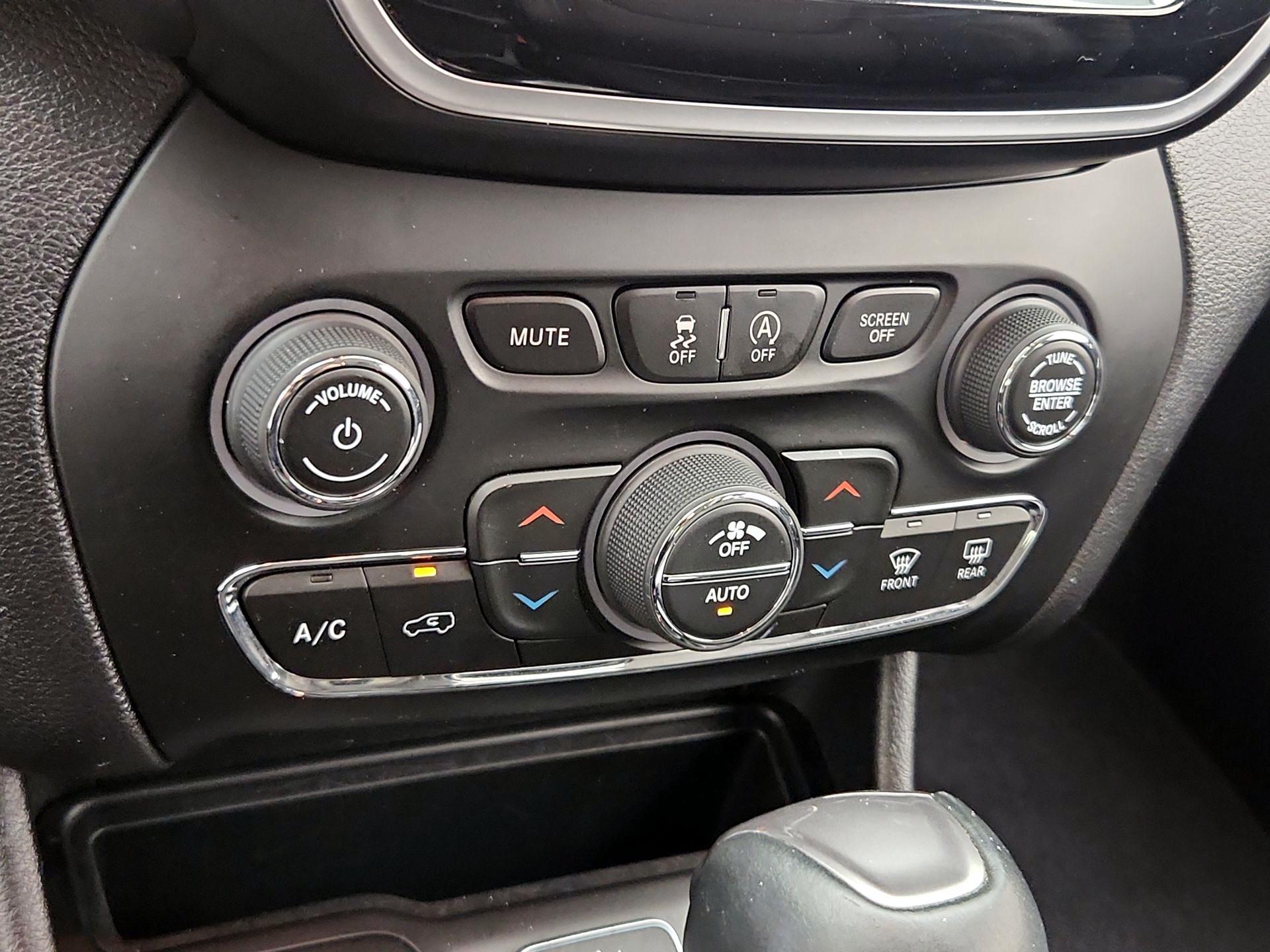 Thumbnail: 2020 Jeep Cherokee - 16