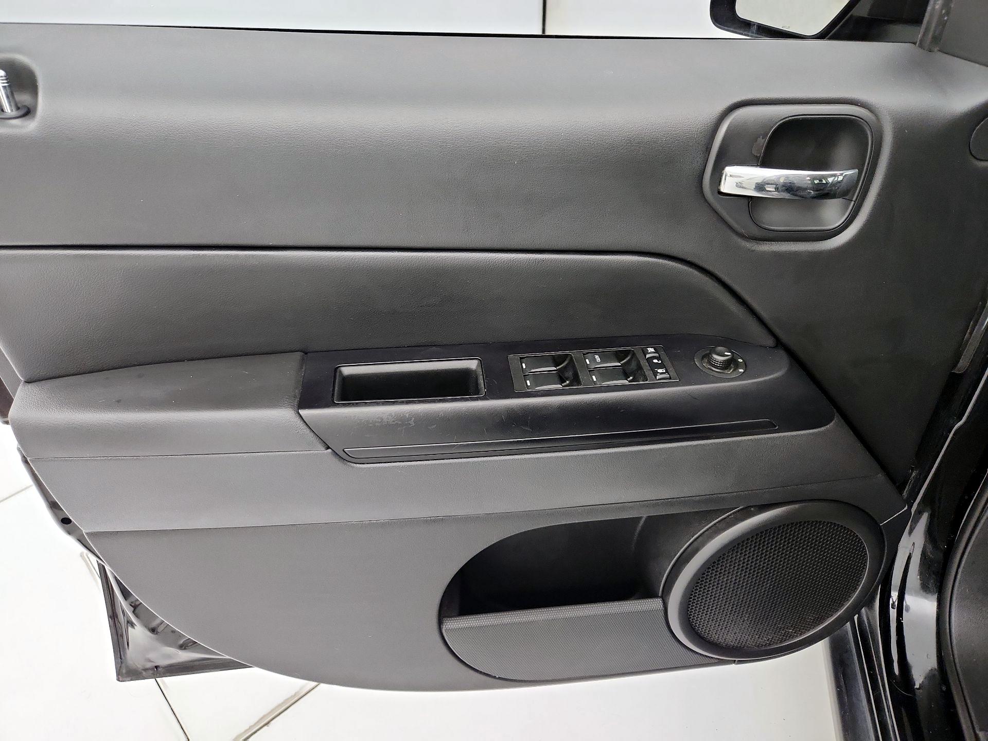Thumbnail: 2016 Jeep Patriot - 12