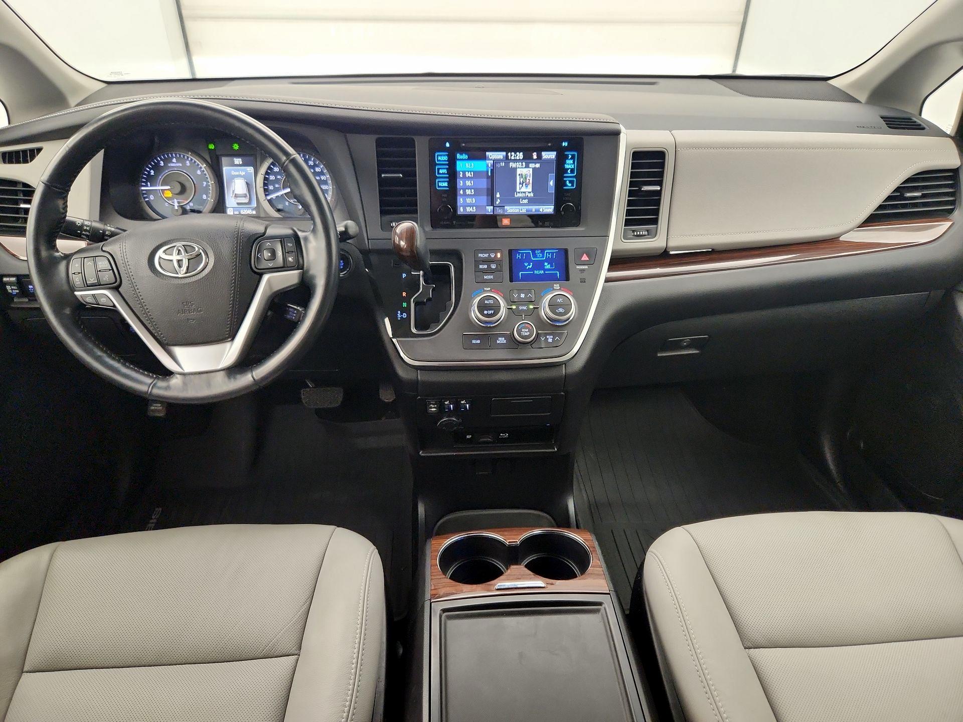 Thumbnail: 2017 Toyota Sienna - 9