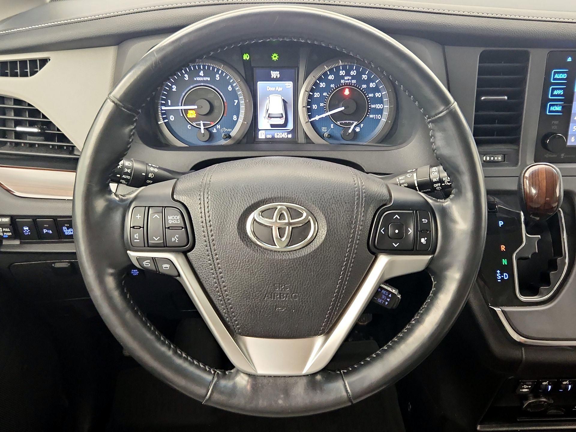 Thumbnail: 2017 Toyota Sienna - 10