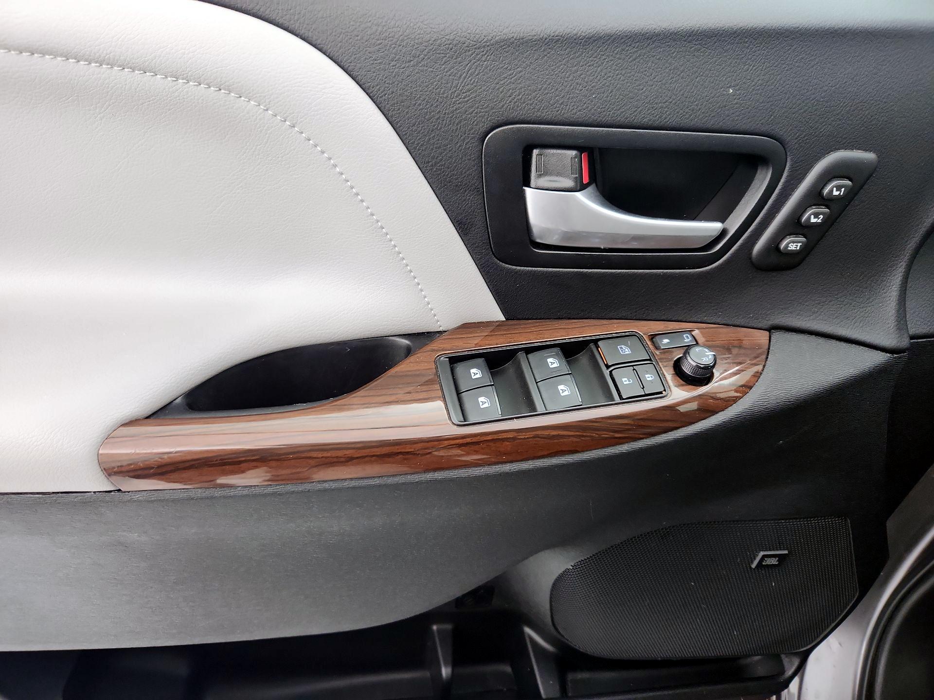 Thumbnail: 2017 Toyota Sienna - 12