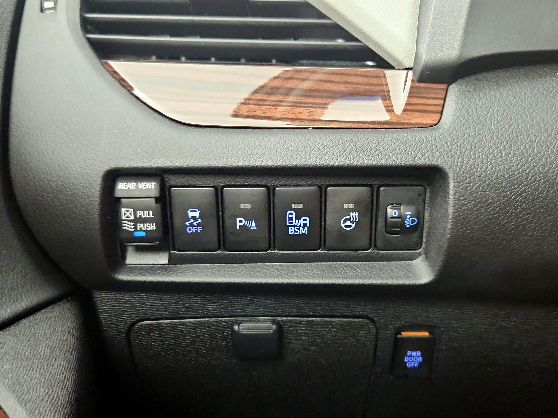 Thumbnail: 2017 Toyota Sienna - 13