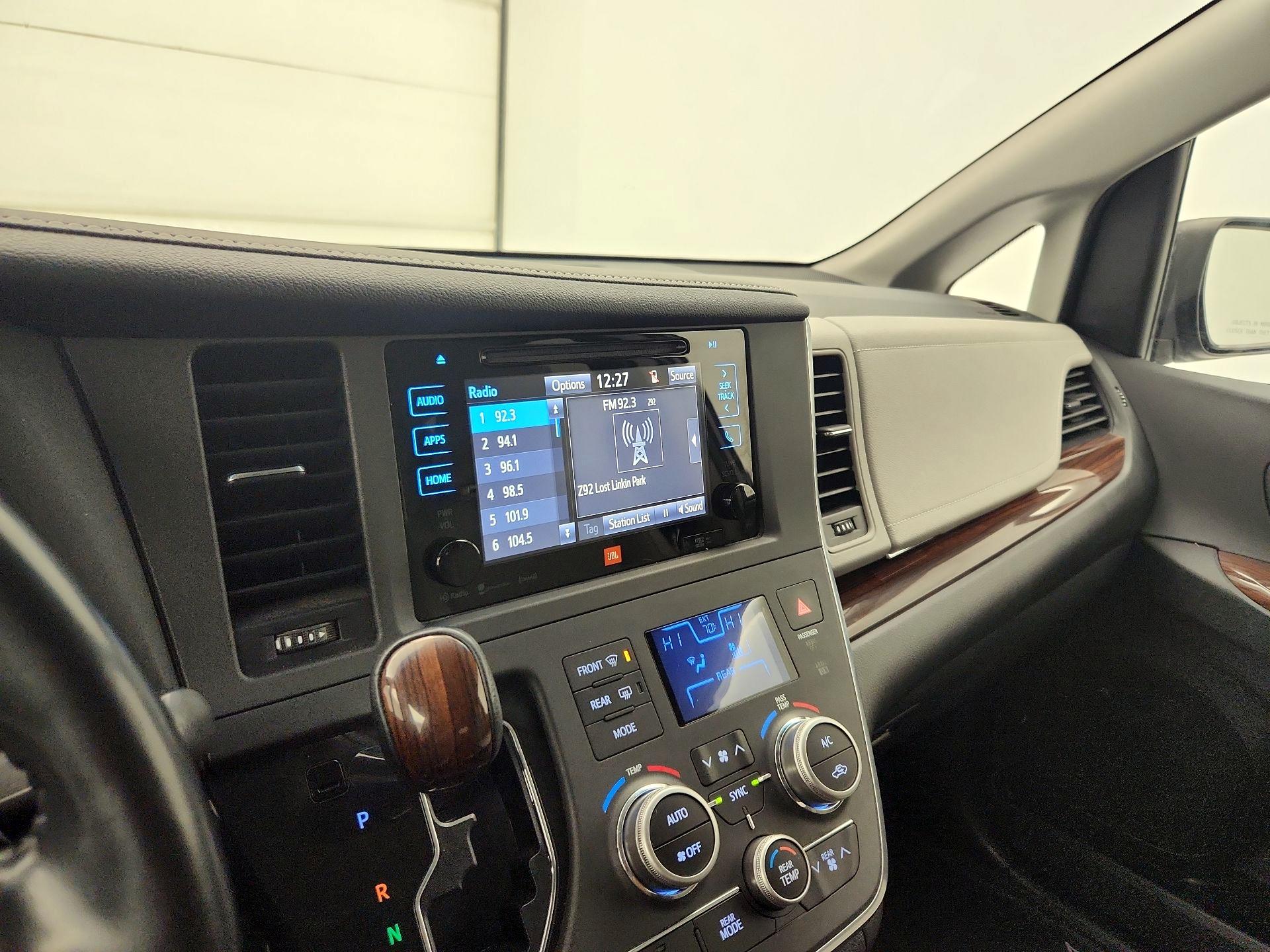 Thumbnail: 2017 Toyota Sienna - 15