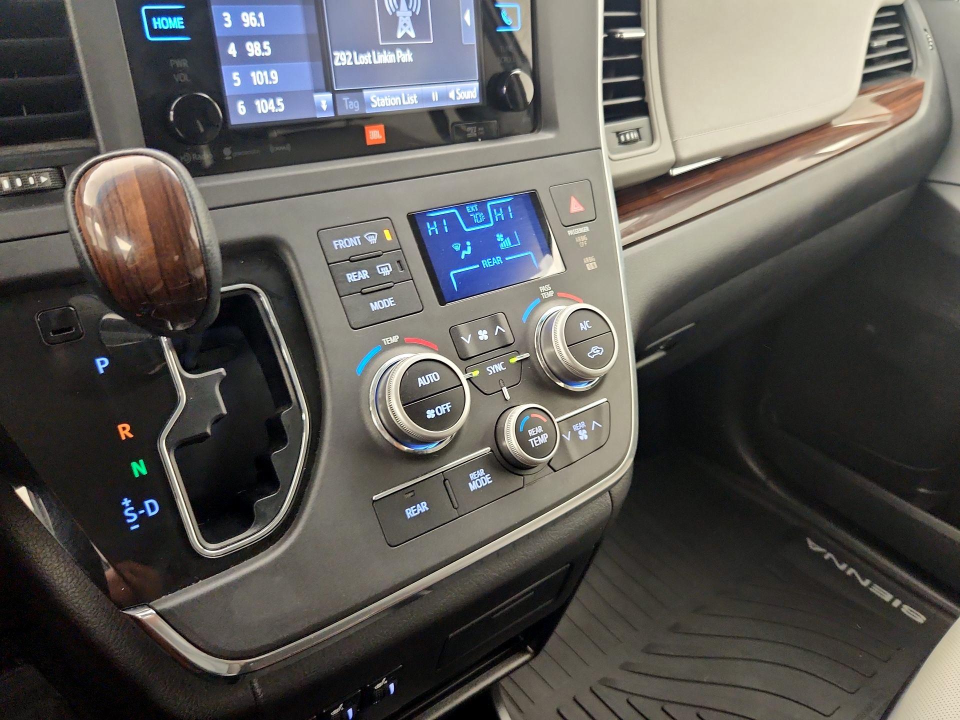 Thumbnail: 2017 Toyota Sienna - 16