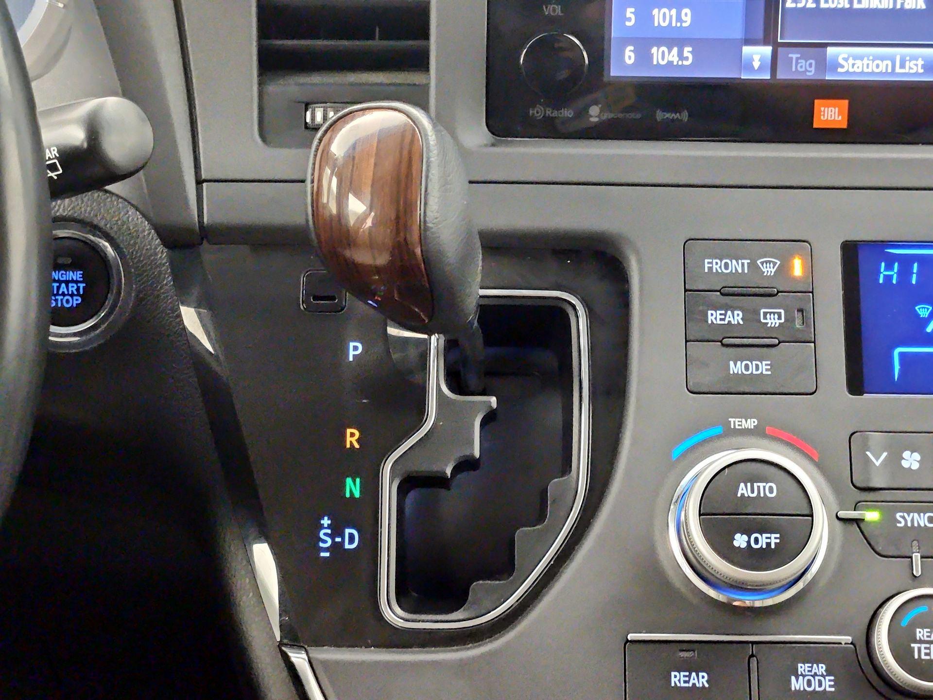 Thumbnail: 2017 Toyota Sienna - 17