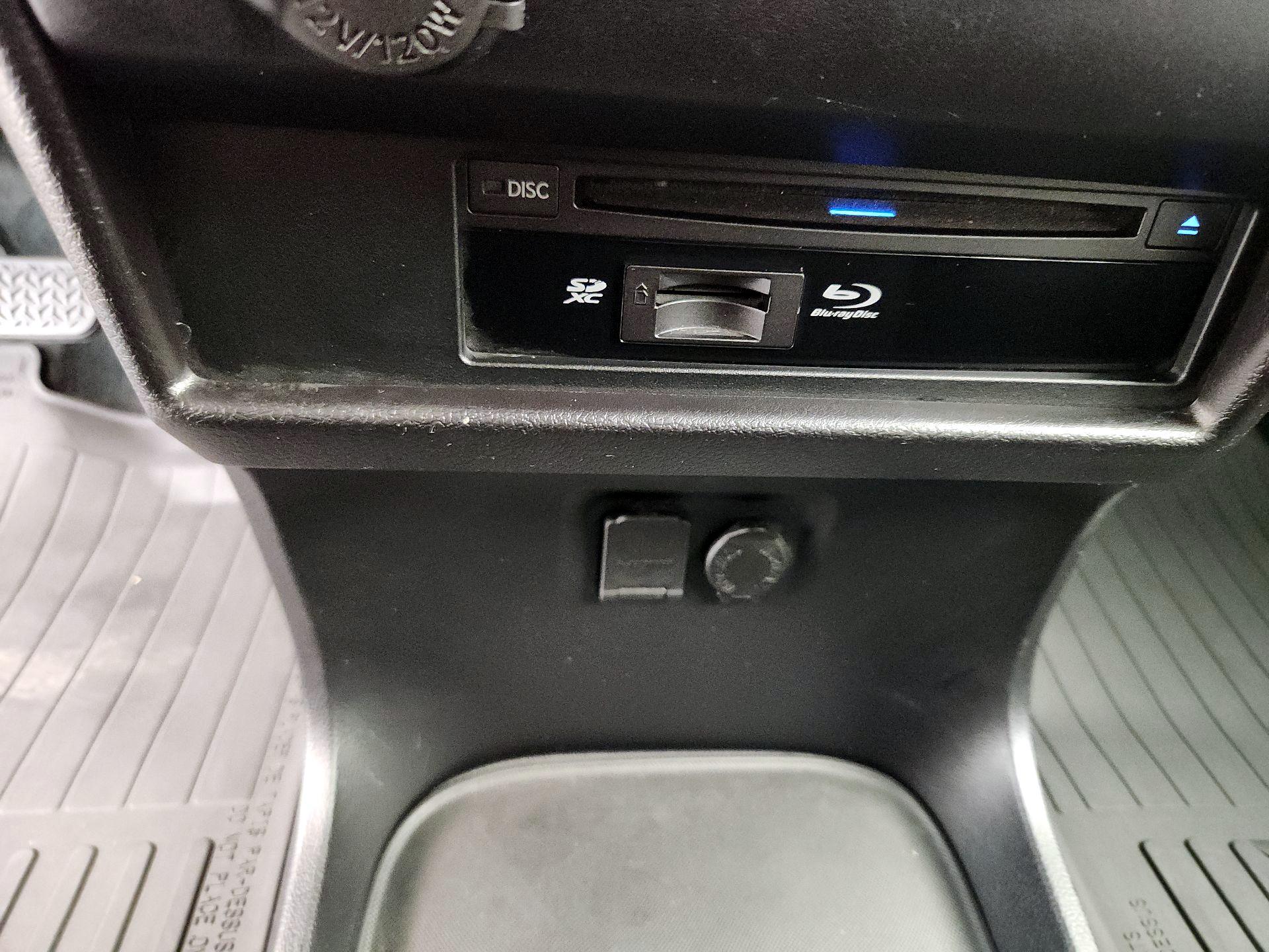 Thumbnail: 2017 Toyota Sienna - 18