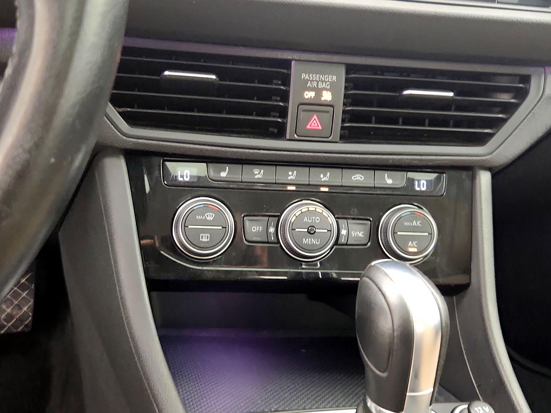 Thumbnail: 2019 Volkswagen Jetta - 16