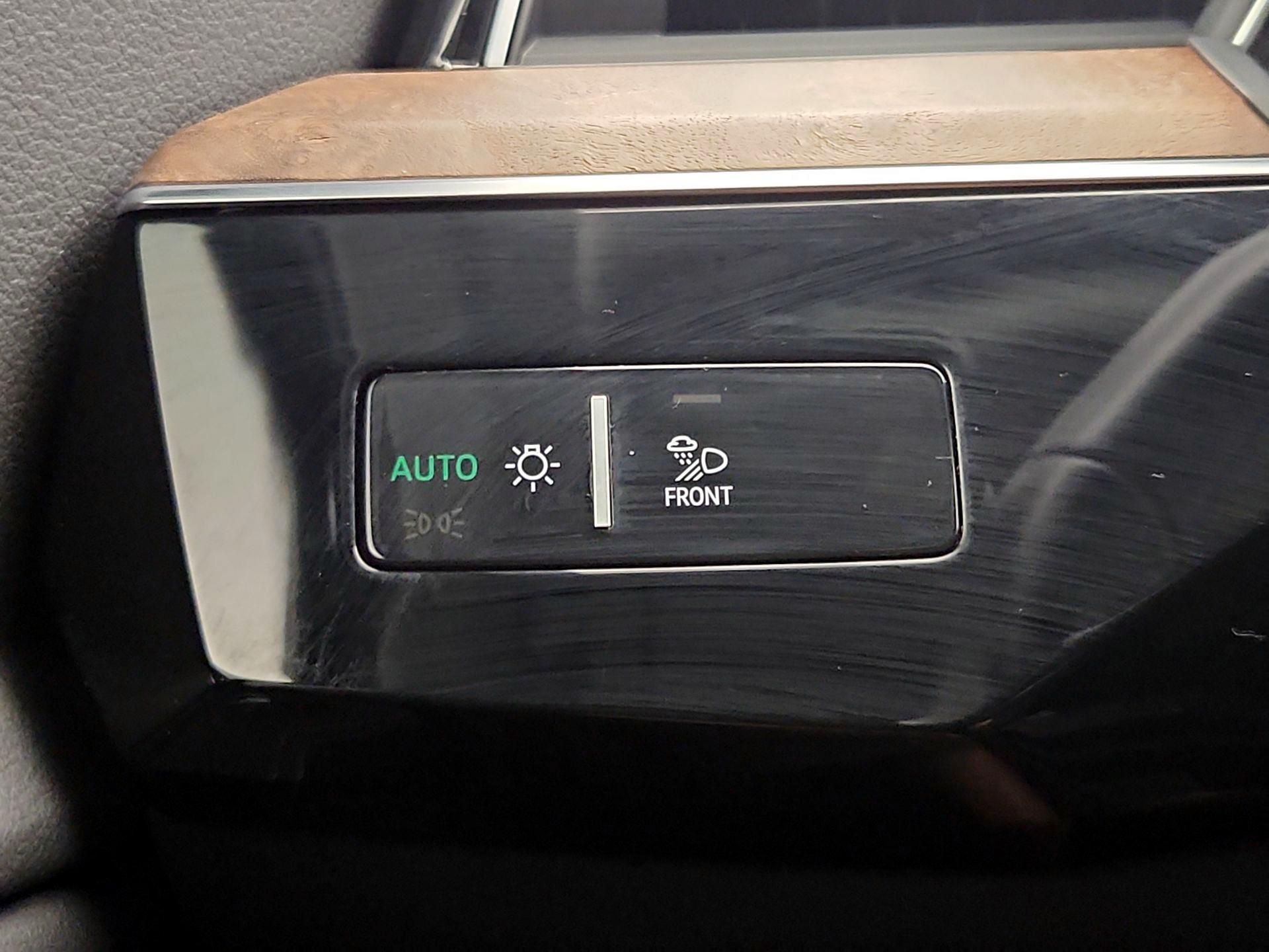 Thumbnail: 2020 Audi e-tron S - 13
