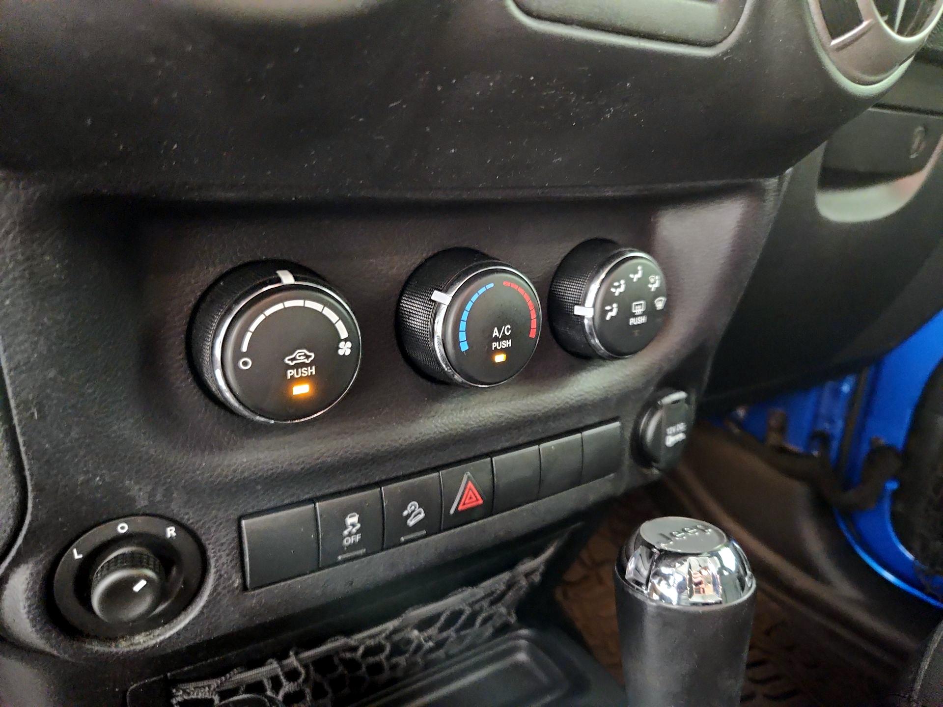 Thumbnail: 2015 Jeep Wrangler - 15