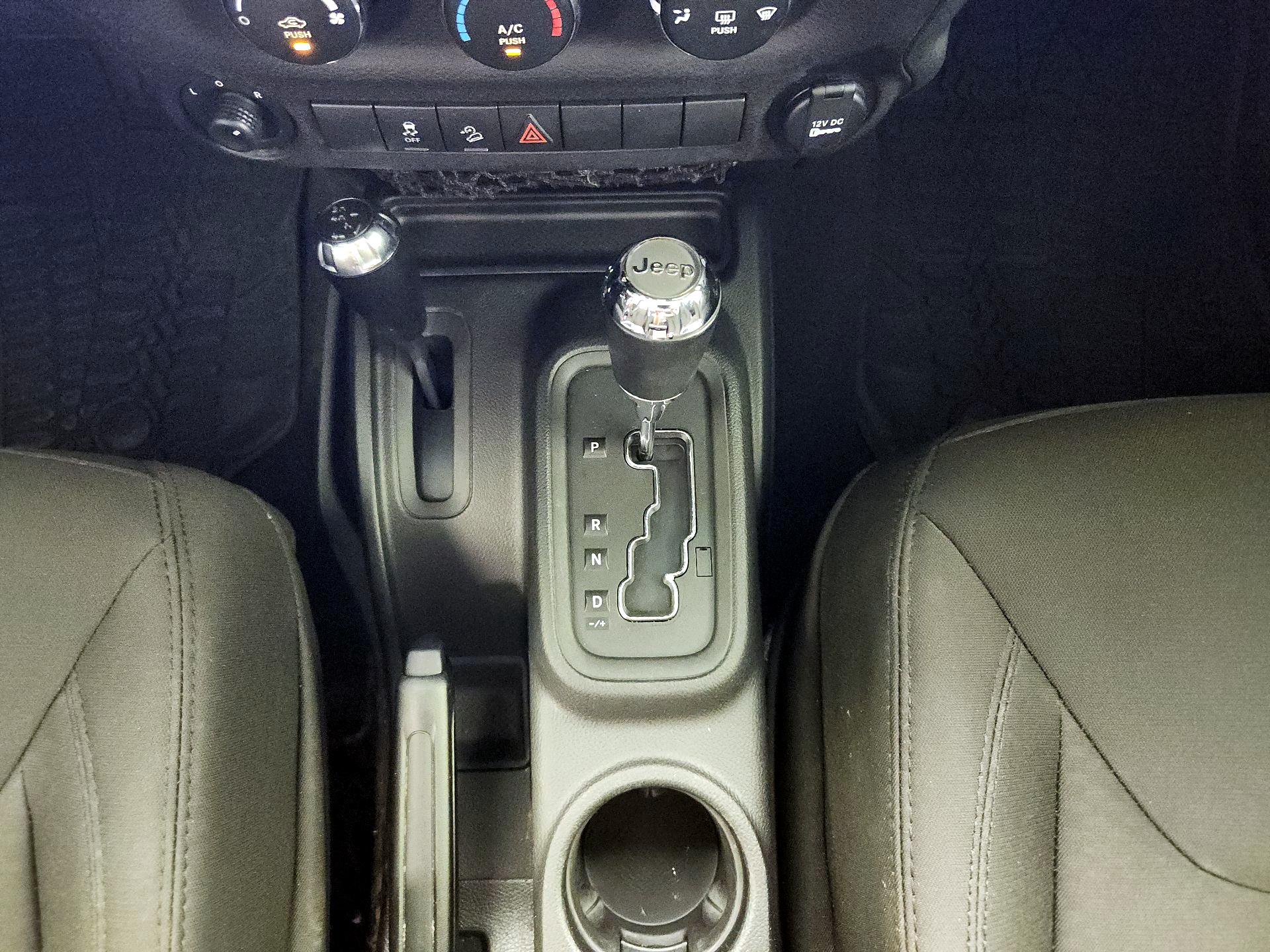 Thumbnail: 2015 Jeep Wrangler - 16