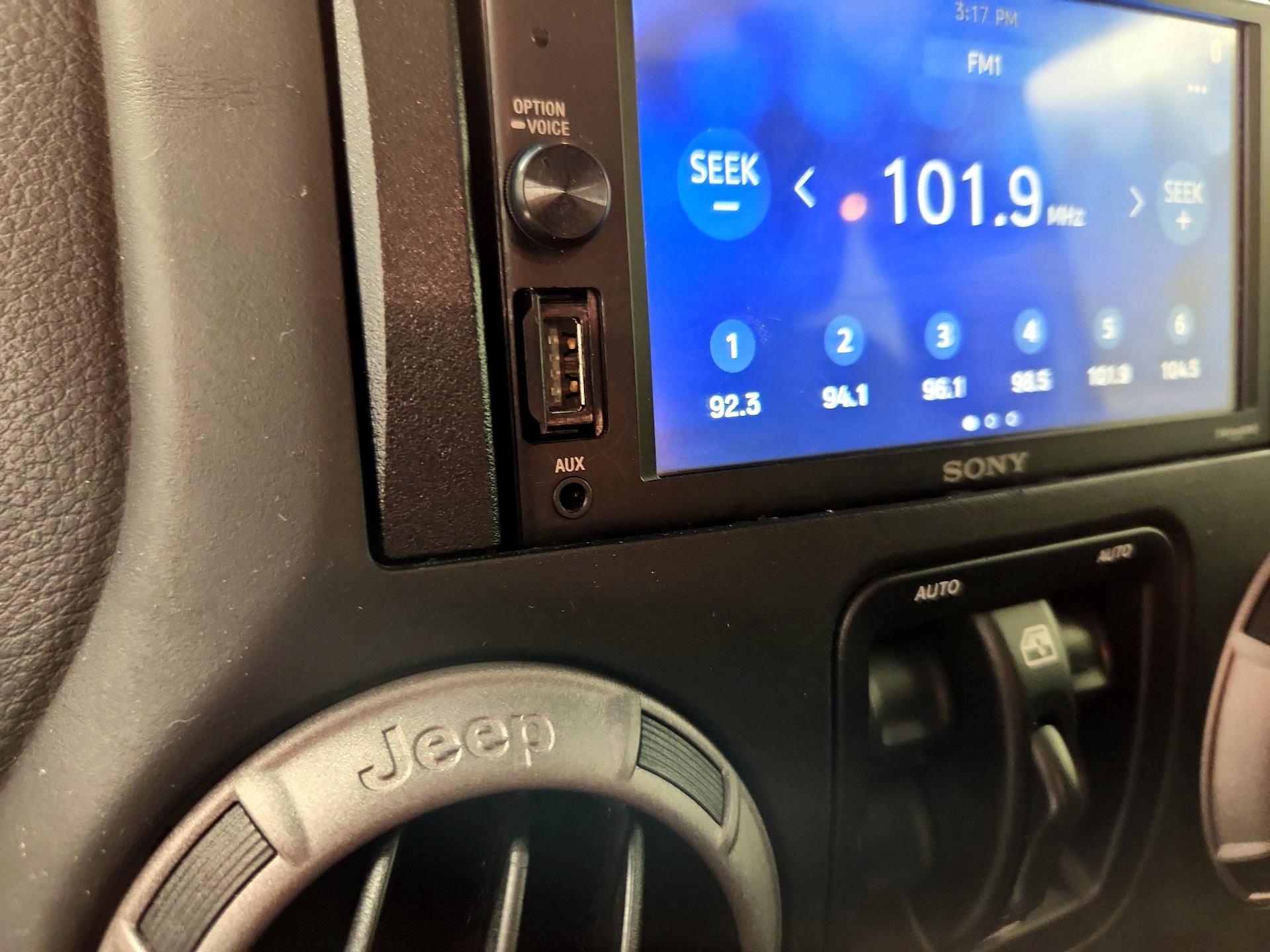 Thumbnail: 2015 Jeep Wrangler - 17