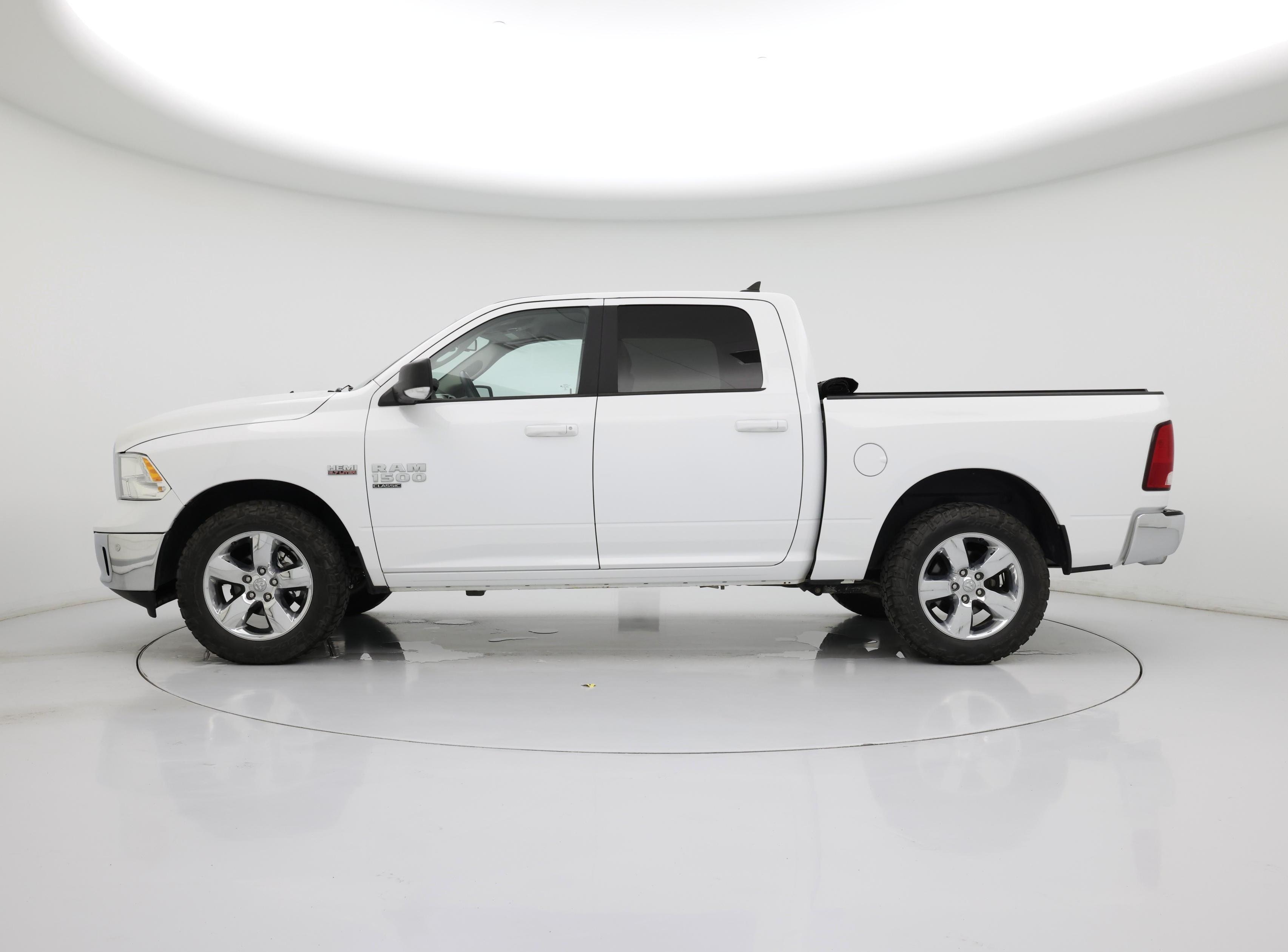 Thumbnail: 2019 RAM 1500 Classic - 3