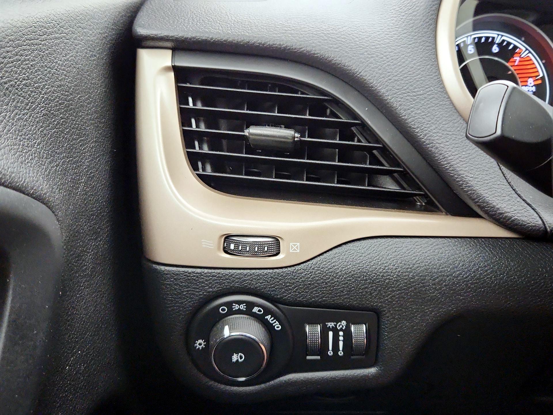 Thumbnail: 2016 Jeep Cherokee - 13