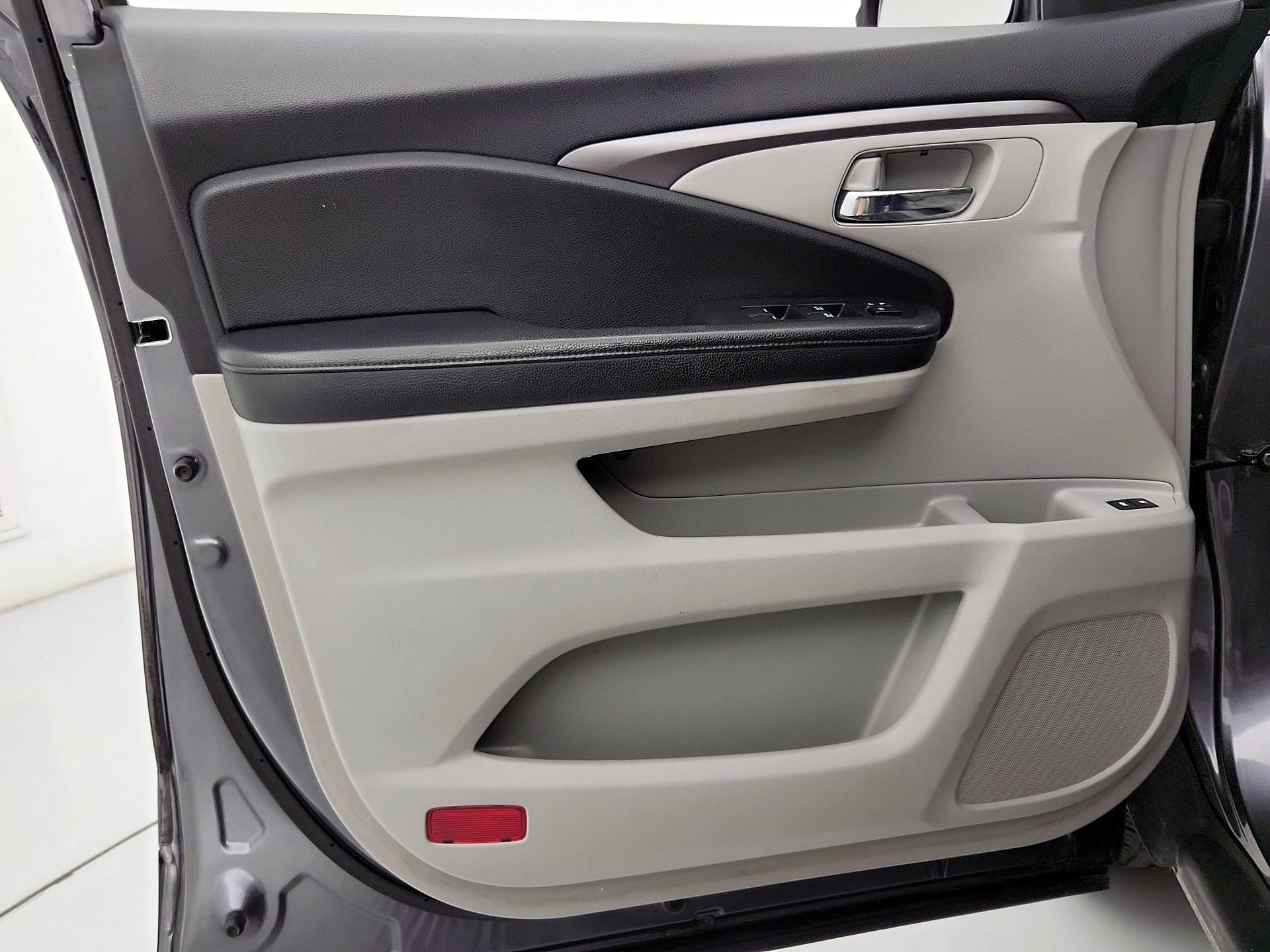 Thumbnail: 2017 Honda Pilot - 12