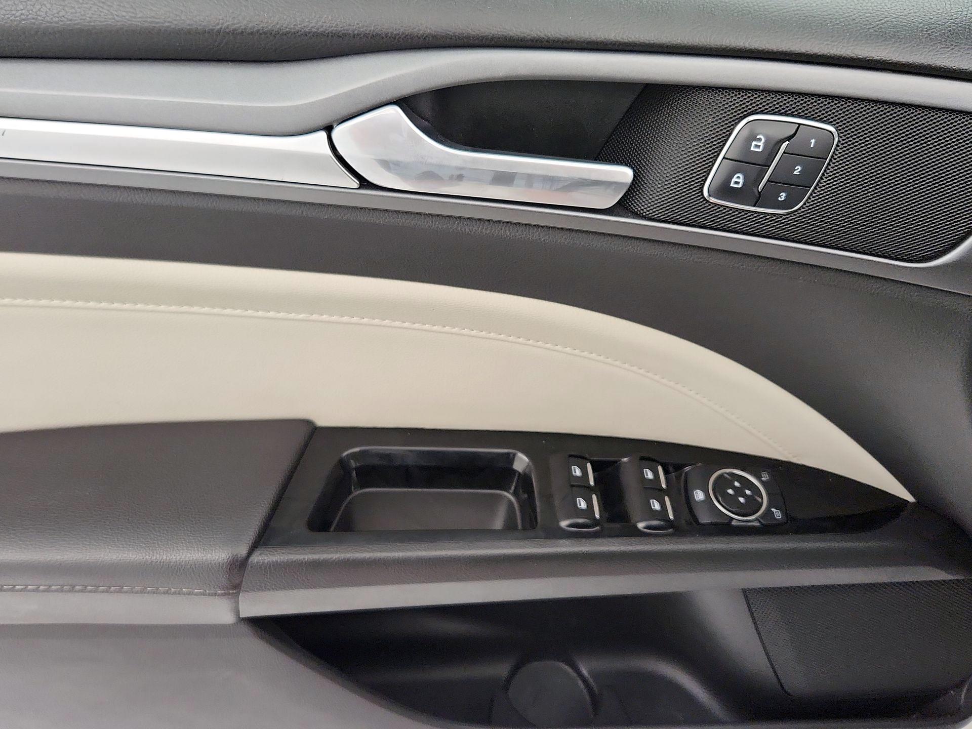 Thumbnail: 2016 Ford Fusion - 12