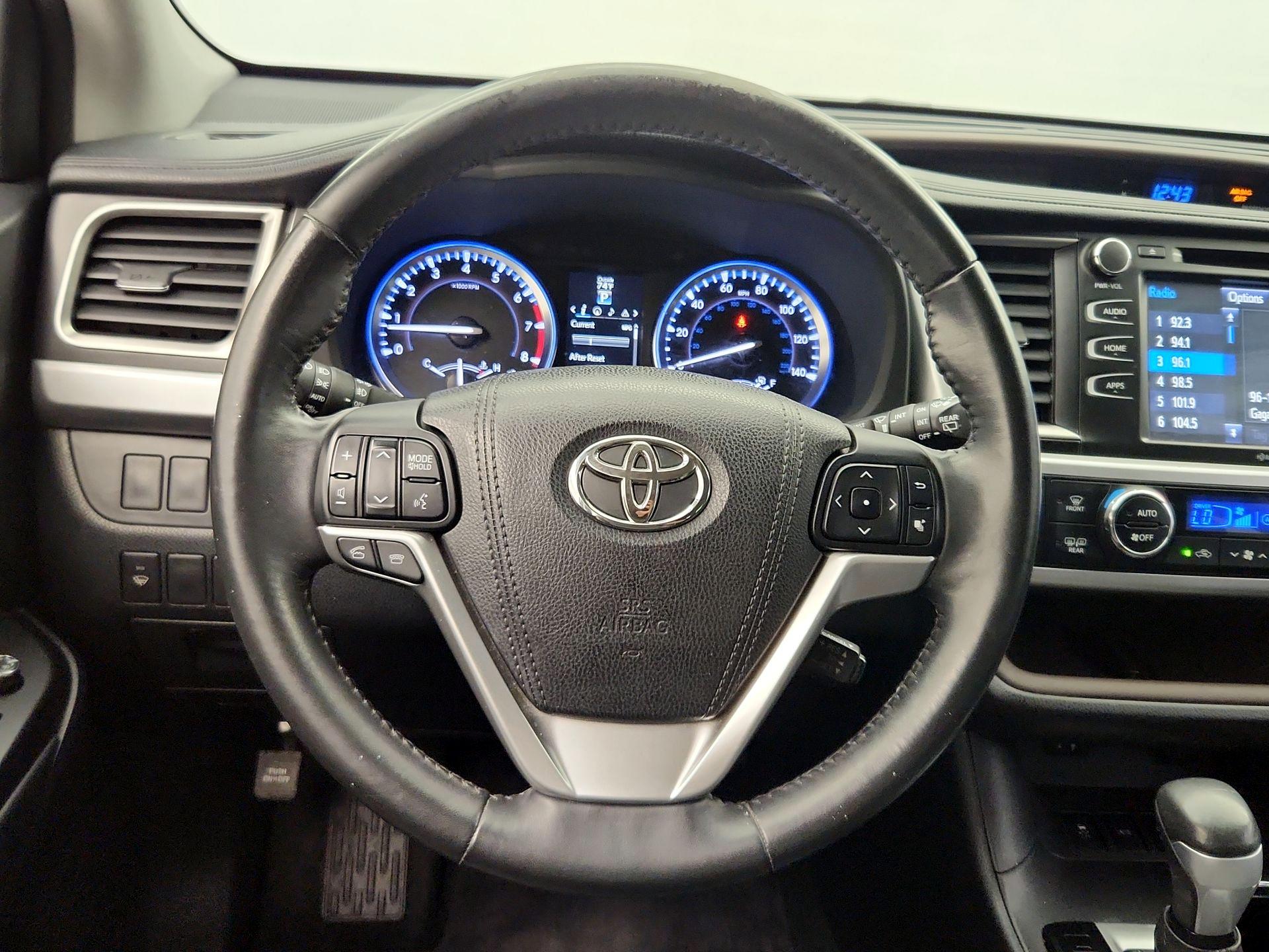 Thumbnail: 2015 Toyota Highlander - 10