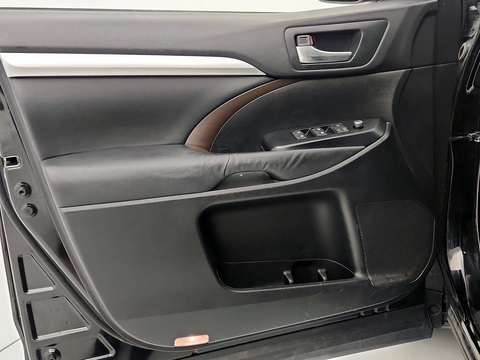 Thumbnail: 2015 Toyota Highlander - 12