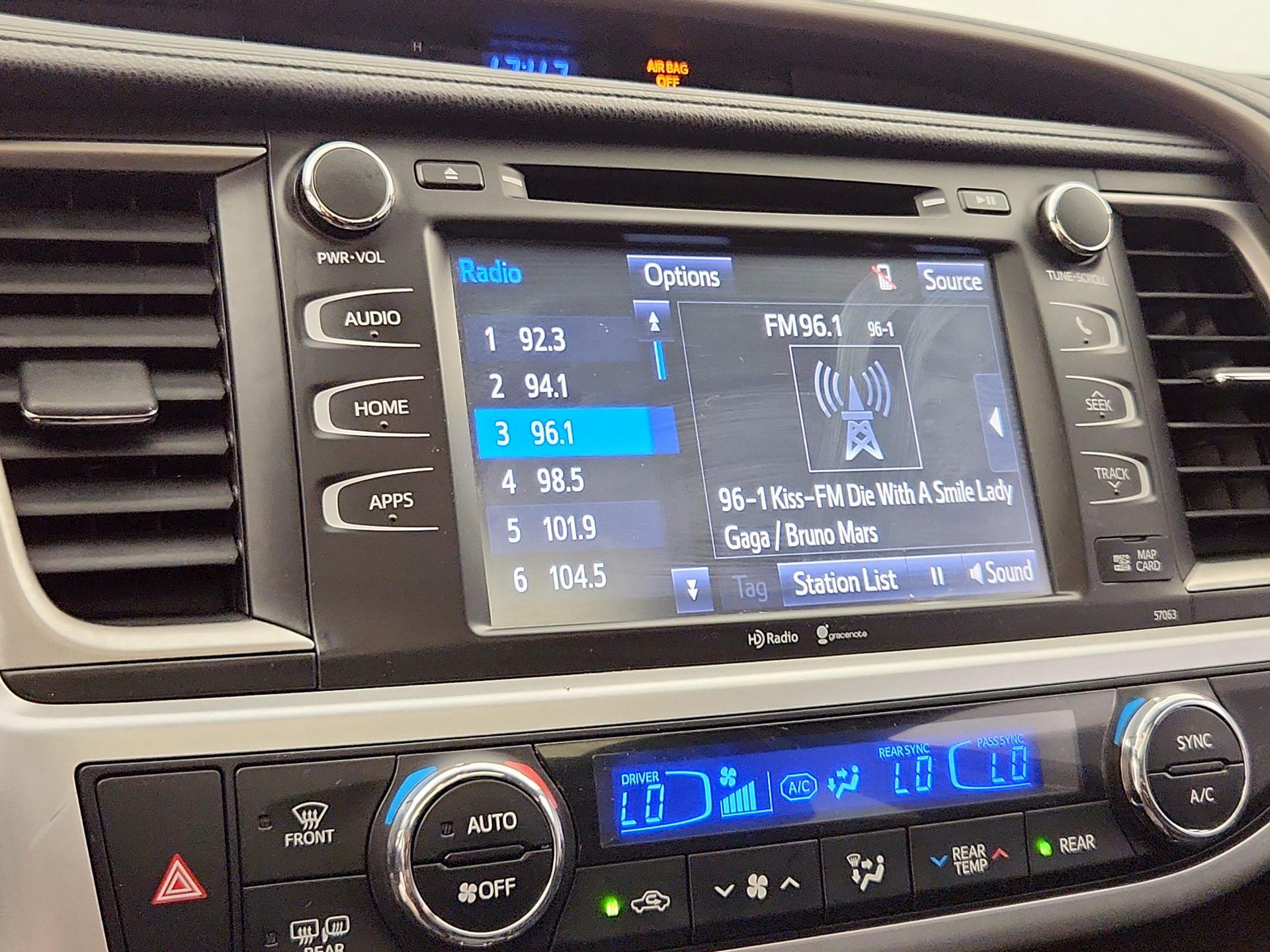 Thumbnail: 2015 Toyota Highlander - 15