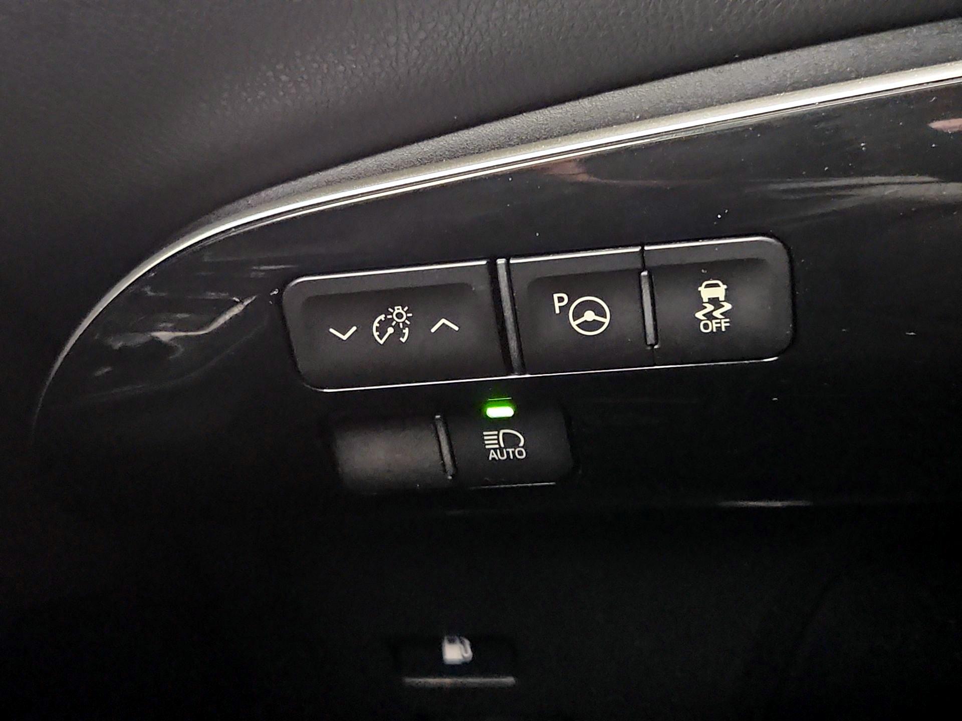 Thumbnail: 2018 Toyota Prius - 13